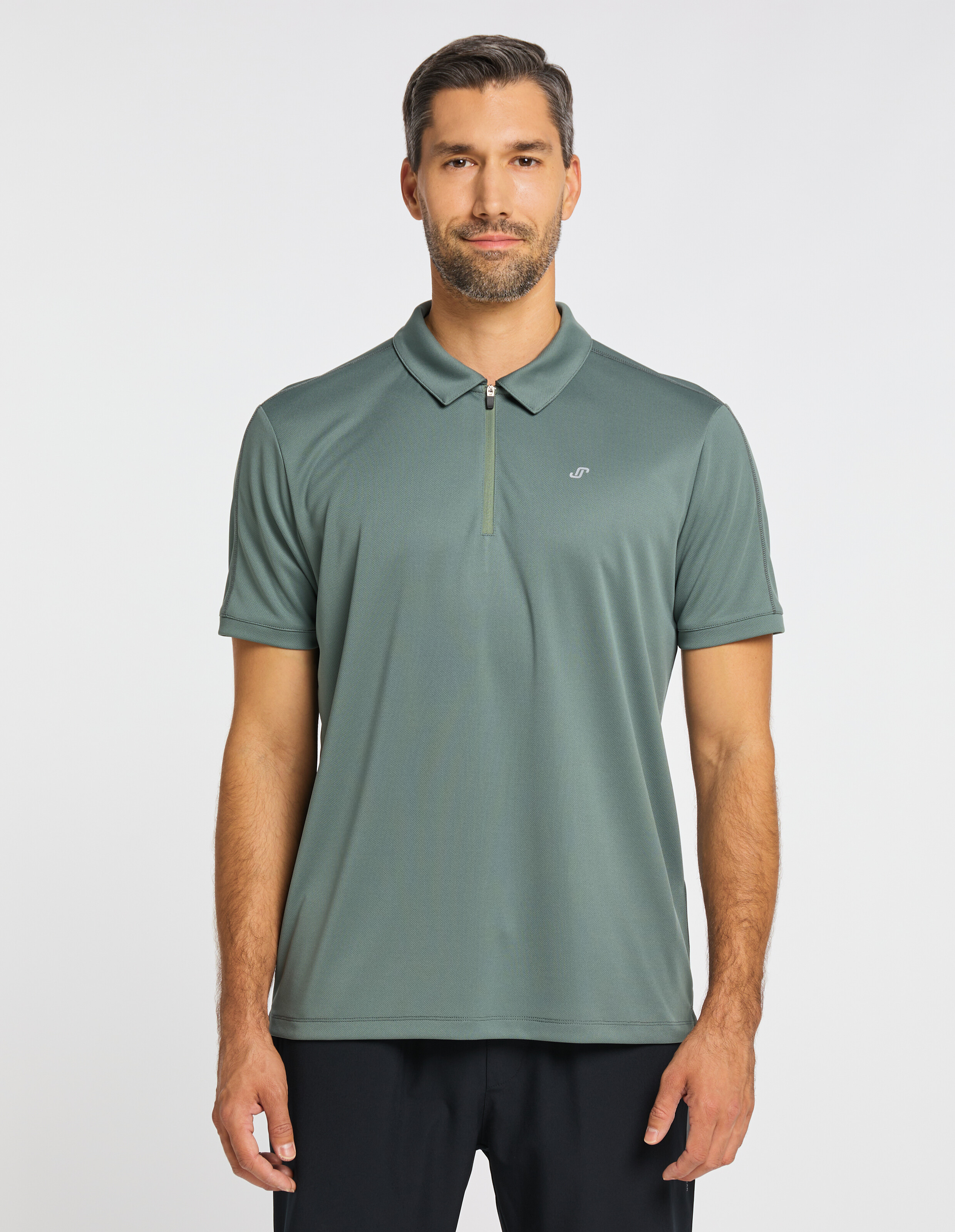 Grünes Poloshirt mit Reißverschluss am Kragen, kurzen Ärmeln und kleinem Logo auf der linken Brustseite.