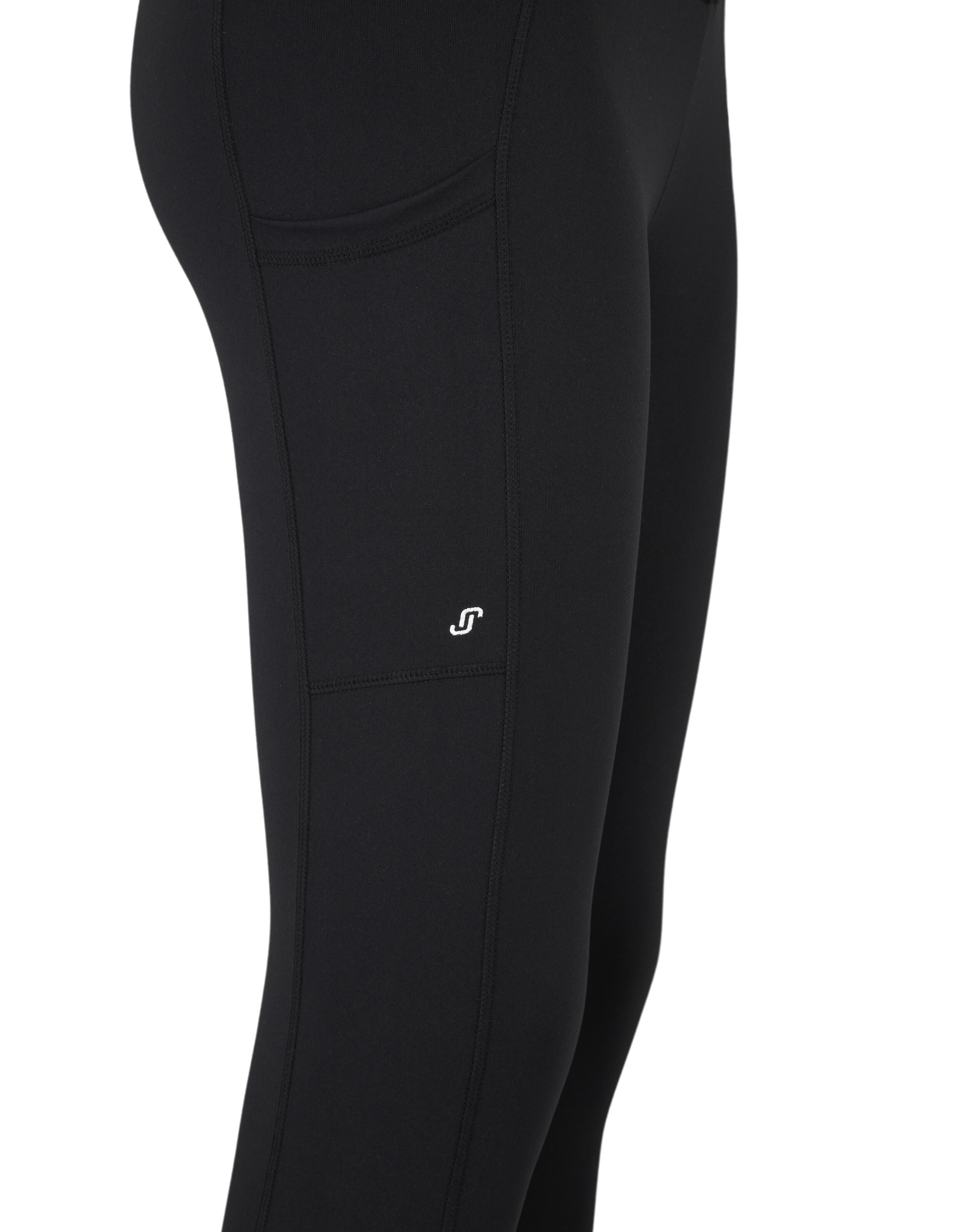 Nahaufnahme einer schwarzen Leggings mit Seitentasche und Logodetail.