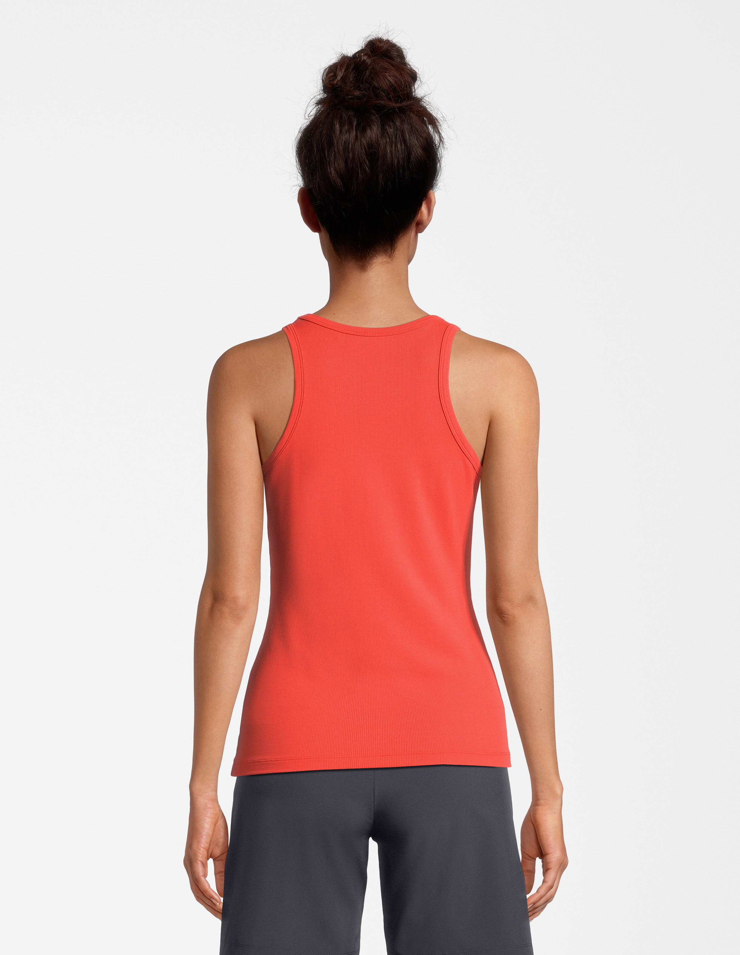 Rückansicht einer Frau in einem roten Tanktop, perfekt für Freizeitkleidung.