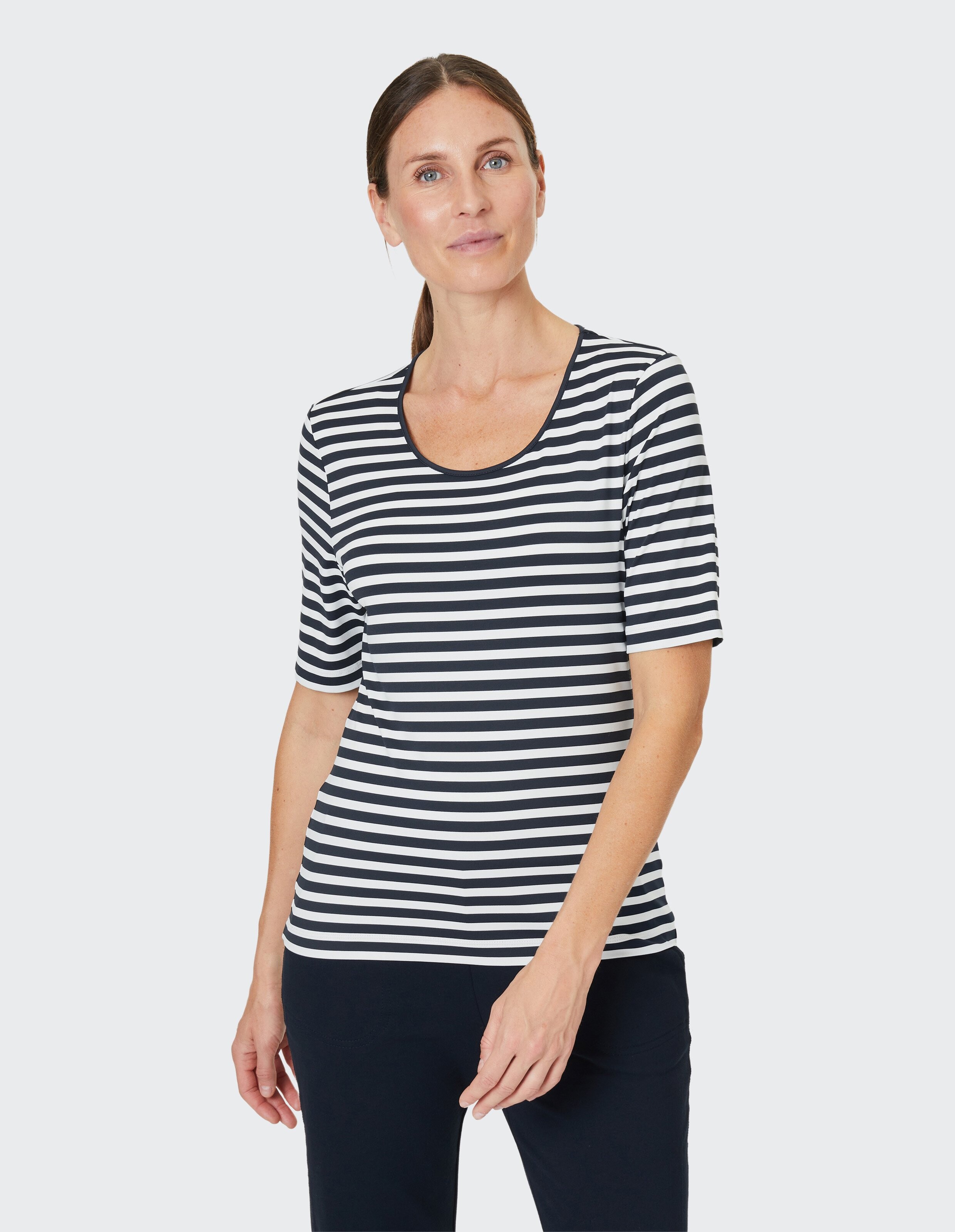 Gestreiftes T-Shirt mit kurzen Ärmeln, blauen und weißen horizontalen Streifen, Rundhalsausschnitt, aus leichtem Stoff hergestellt.