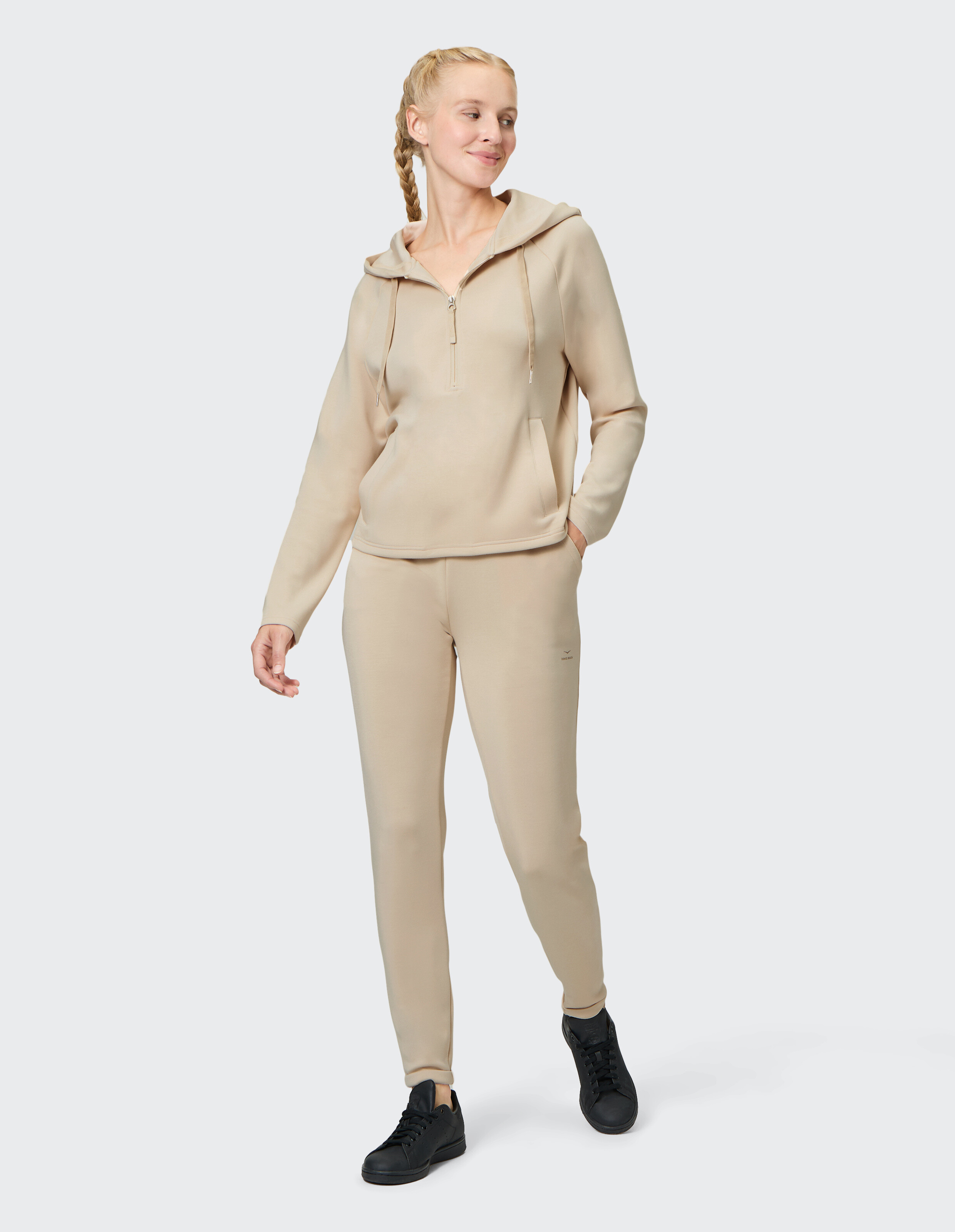 Frau trägt die beigefarbene Venice Beach Jogginghose Lyda für einen gemütlichen, lässigen Lounge-Look.