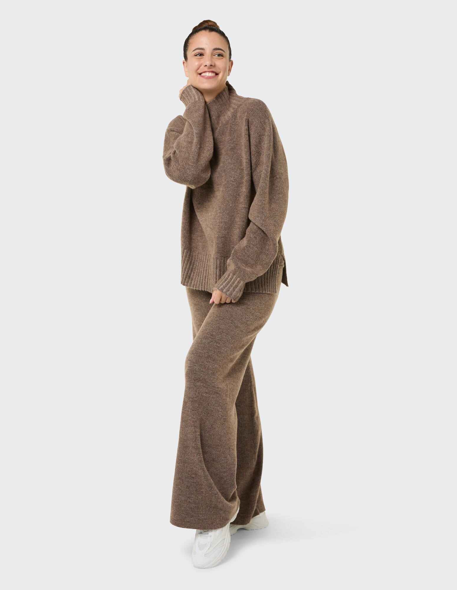 Kuscheliger brauner Strickpullover und passende Hose, perfekt zum lässigen Faulenzen.