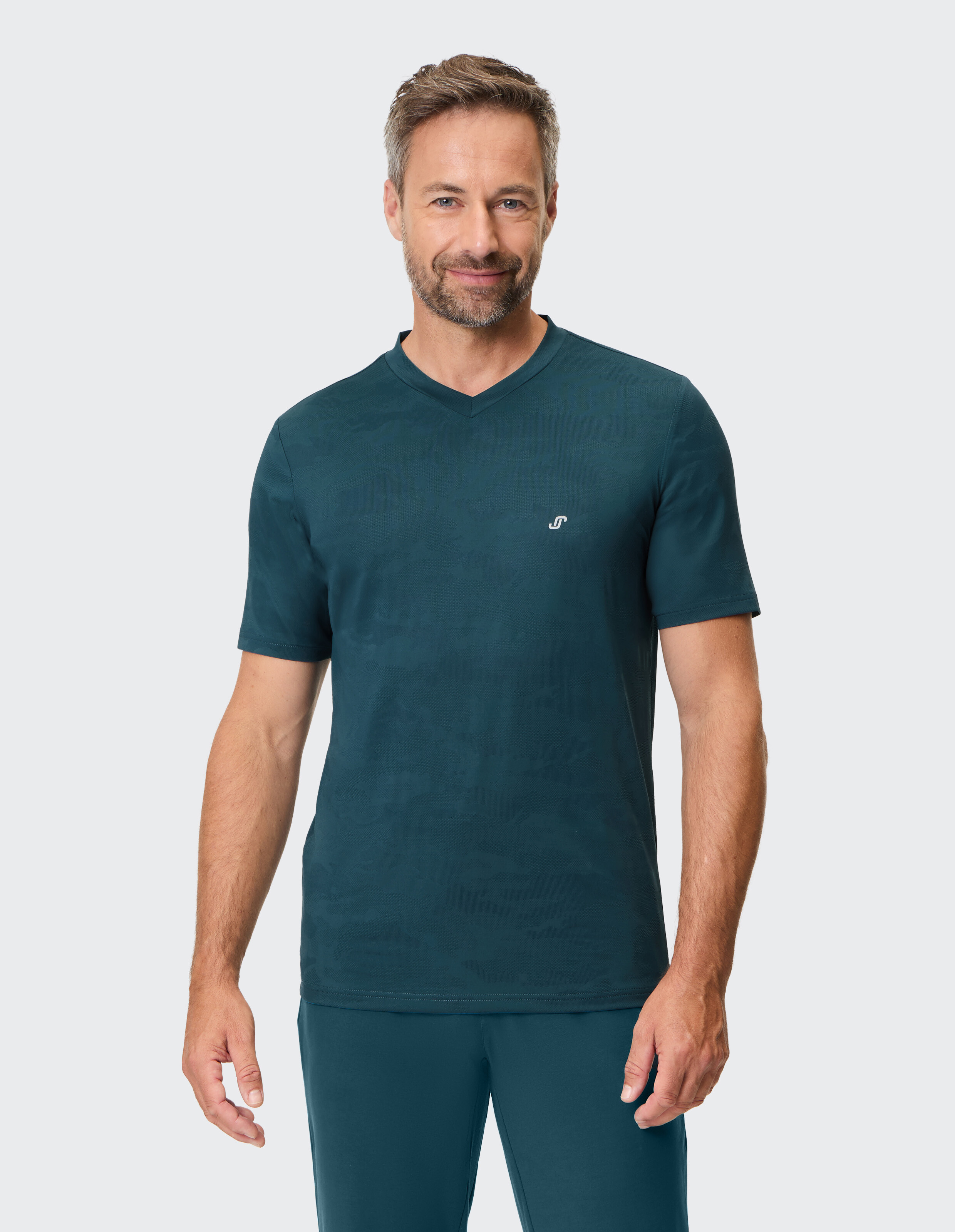 Dunkelgrünes T-Shirt mit V-Ausschnitt und kurzem Ärmel, dezentes Logo auf der Brust, ideal für sportliche Aktivitäten.