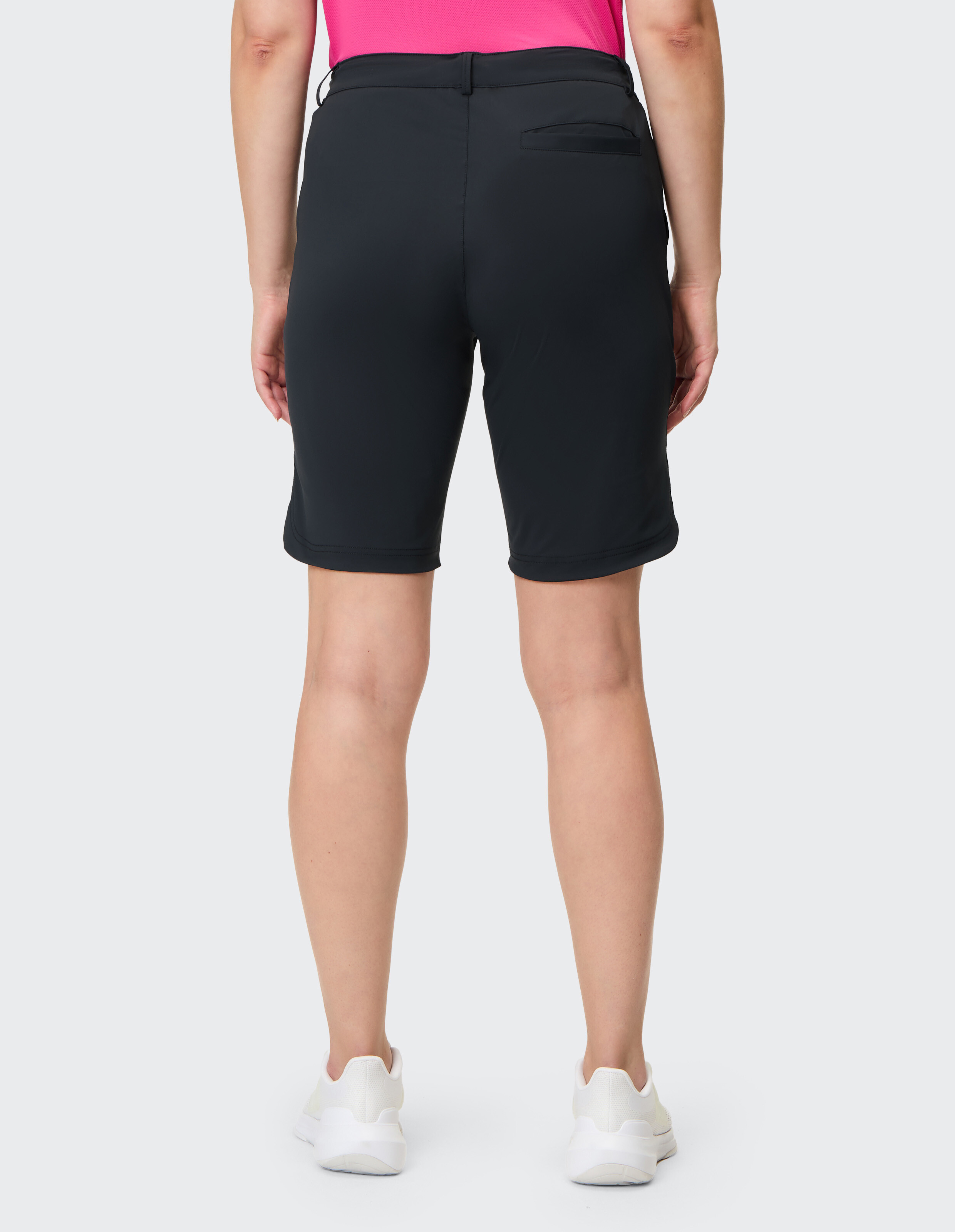 Rückansicht einer Frau, die schwarze Freizeitshorts und ein rosa Oberteil trägt.