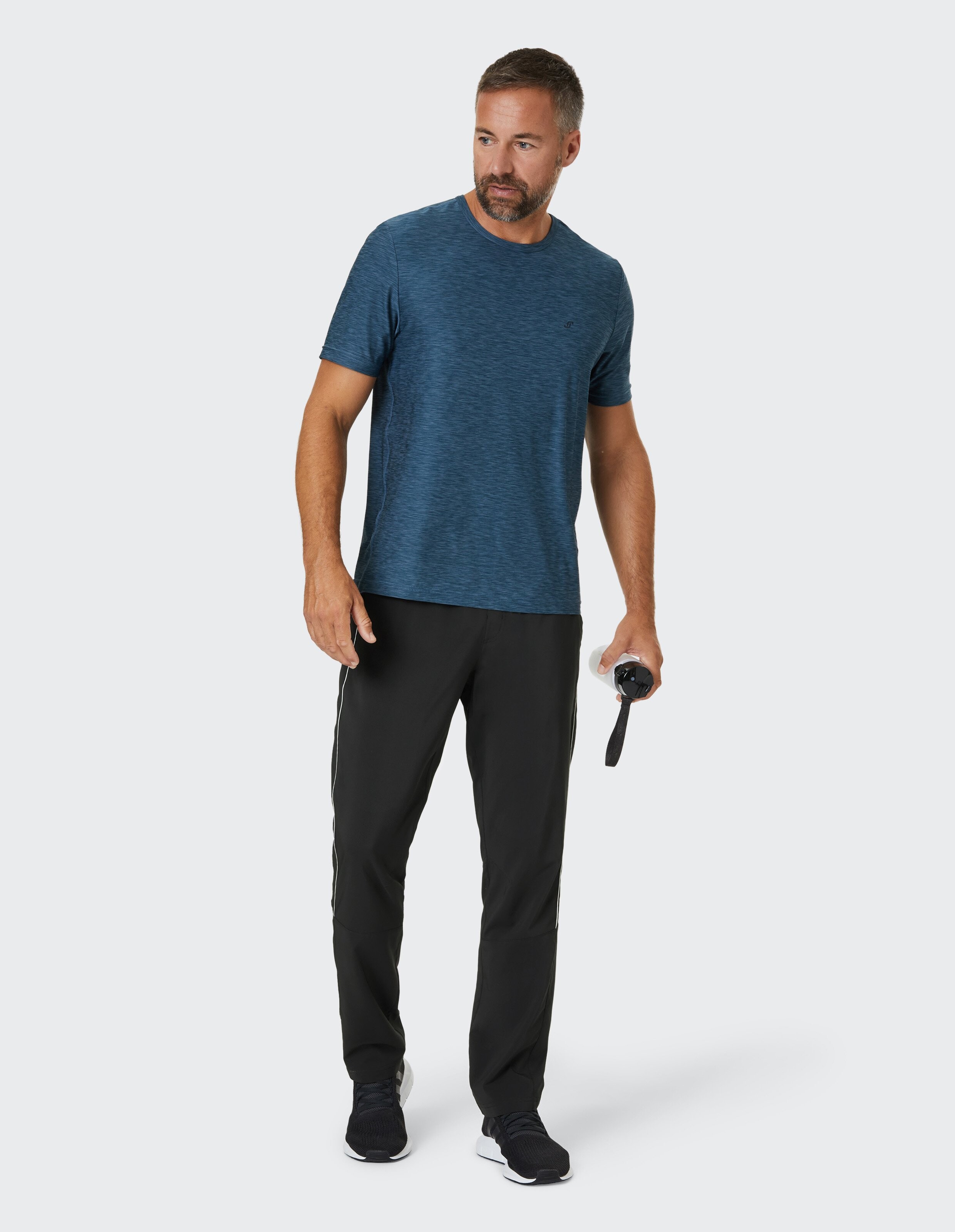 Schwarze, gerade geschnittene Jogginghose mit elastischem Bund, langem Bein und schlichtem Design, ideal für sportliche Aktivitäten.