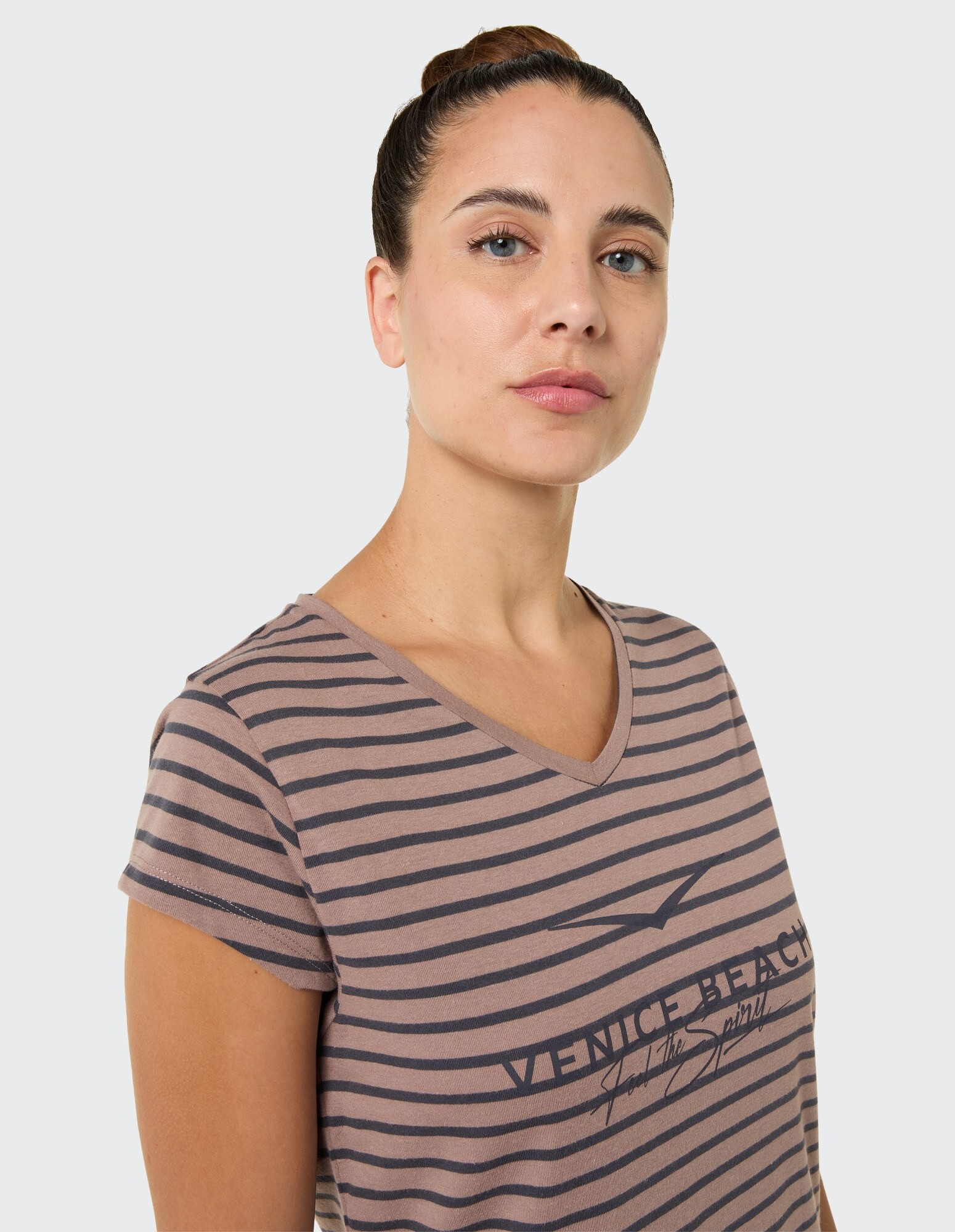 Lässiges, gestreiftes T-Shirt mit V-Ausschnitt in Braun und Marine, mit Venice Beach-Aufdruck.