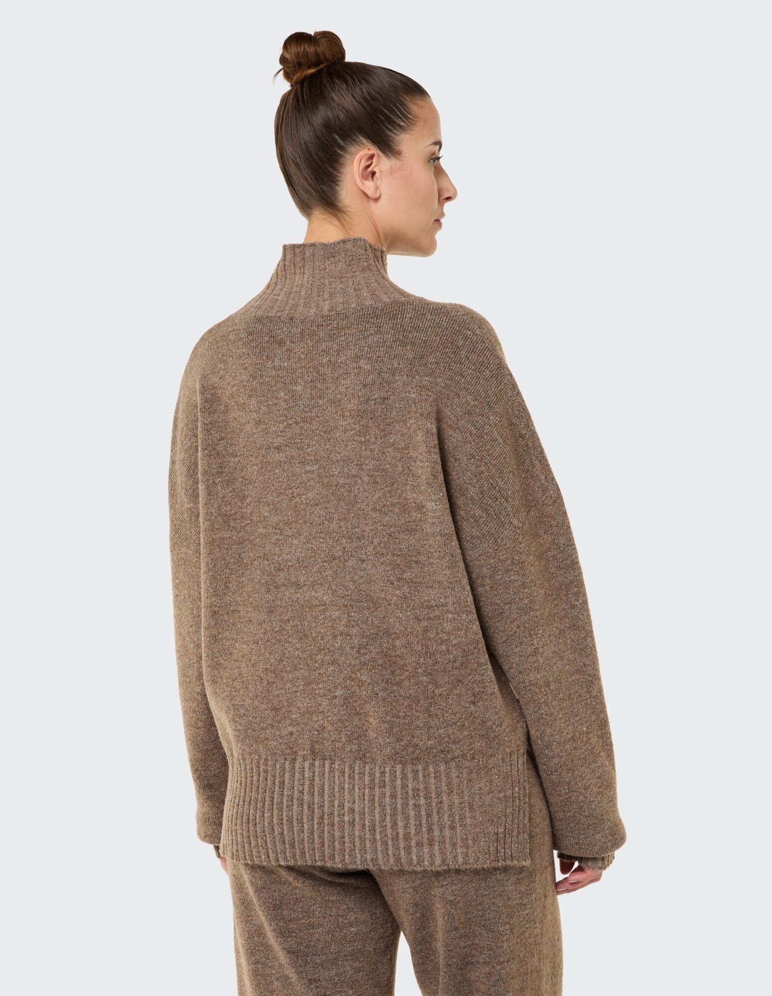 Kuscheliger brauner Rollkragenpullover mit geripptem Saum, perfekt für Freizeitkleidung.