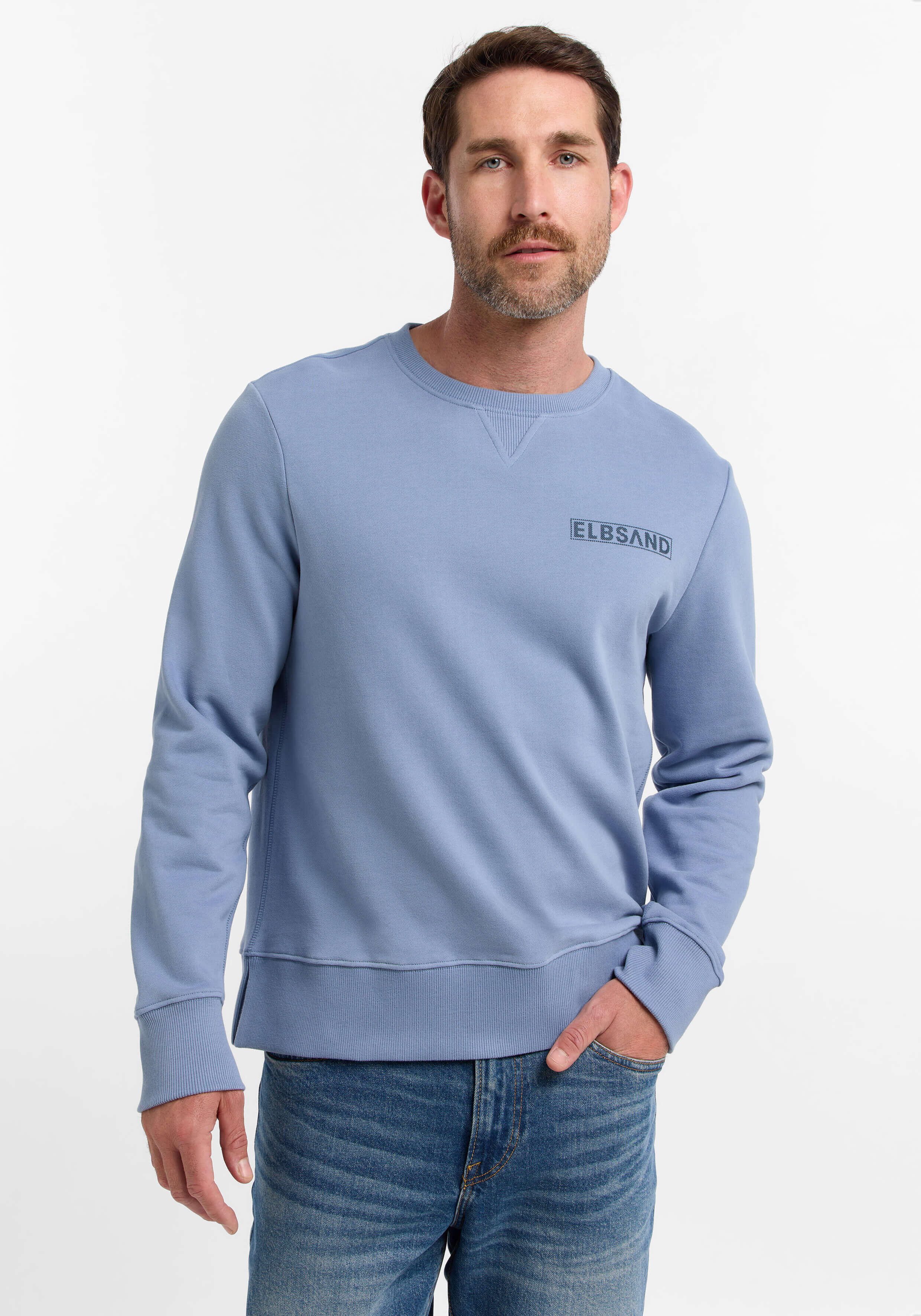 Mann trägt ein gemütliches blaues ELBSAND-Sweatshirt mit Rundhalsausschnitt für einen lässigen Alltagsstil.