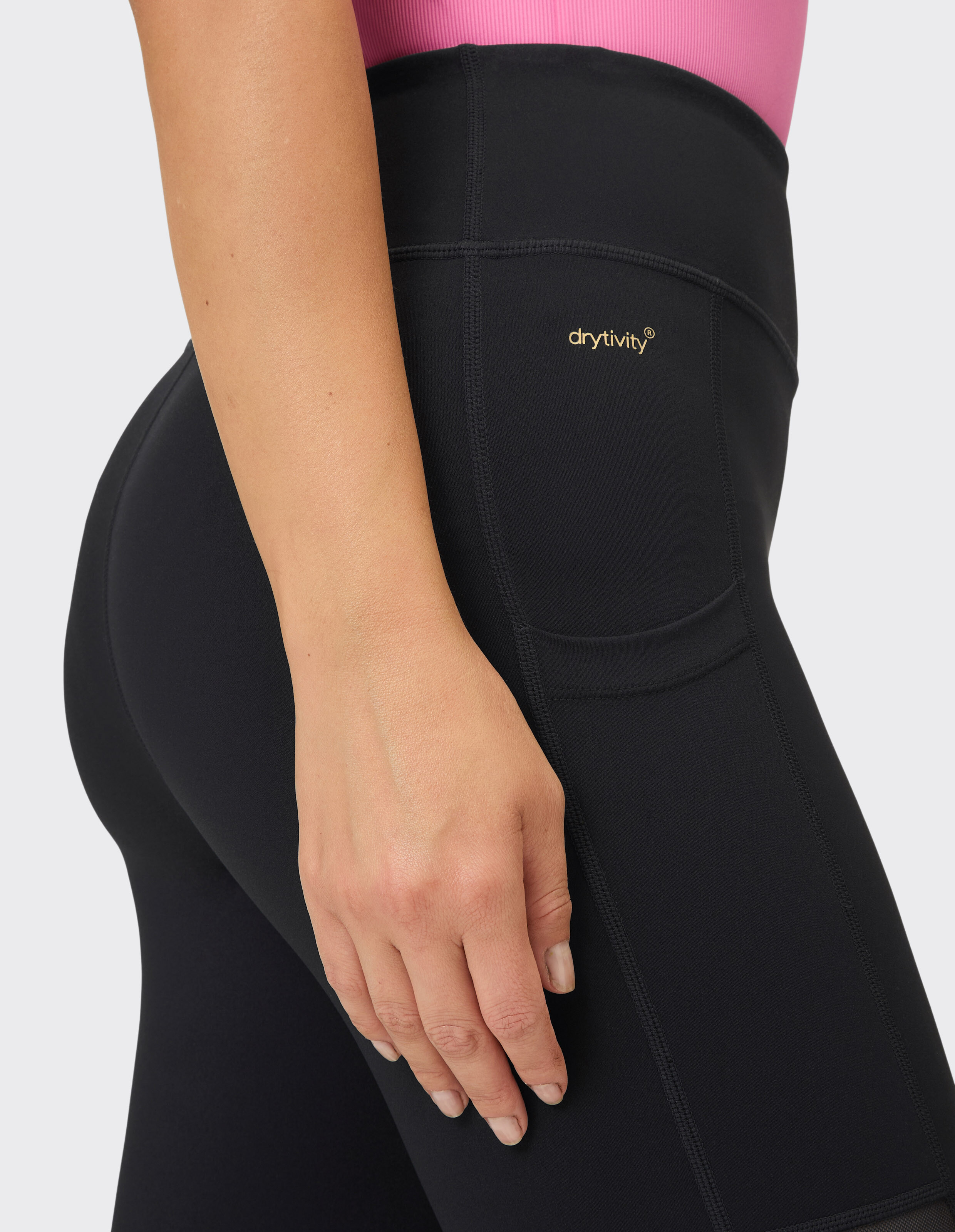 Nahaufnahme einer schwarzen Leggings mit hohem Bund, Taschendetail und Logo.