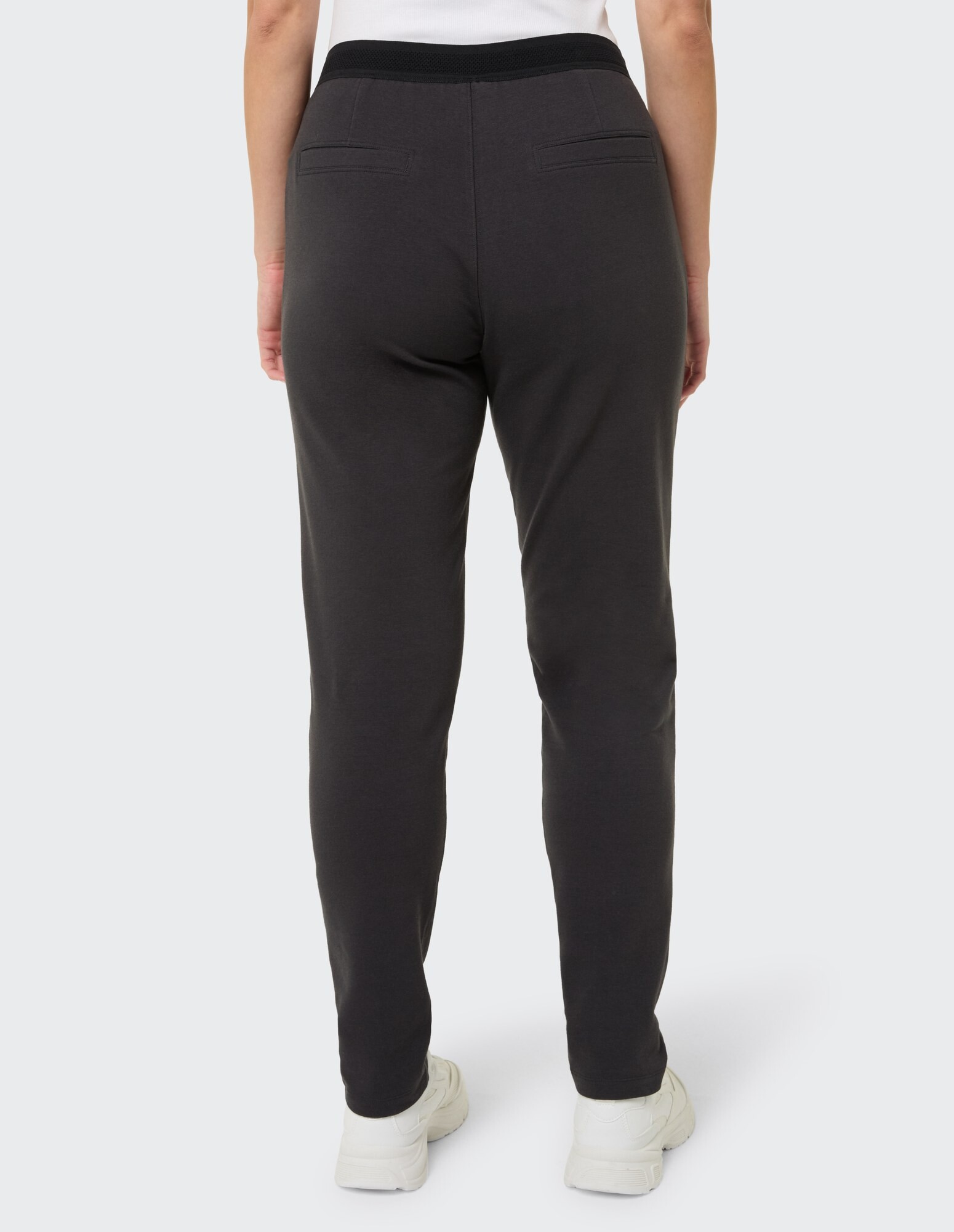 Rückansicht einer schwarzen Damen-Jogginghose mit Taschen und elastischem Bund.