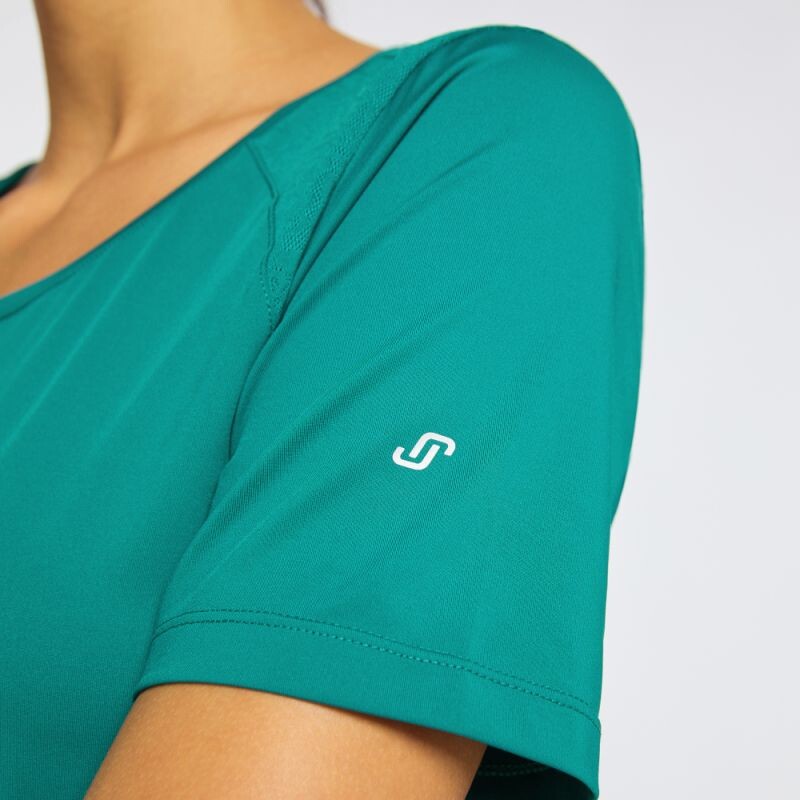 Nahaufnahme eines blaugrünen Freizeit-T-Shirts mit kurzen Ärmeln und Logo-Detail.
