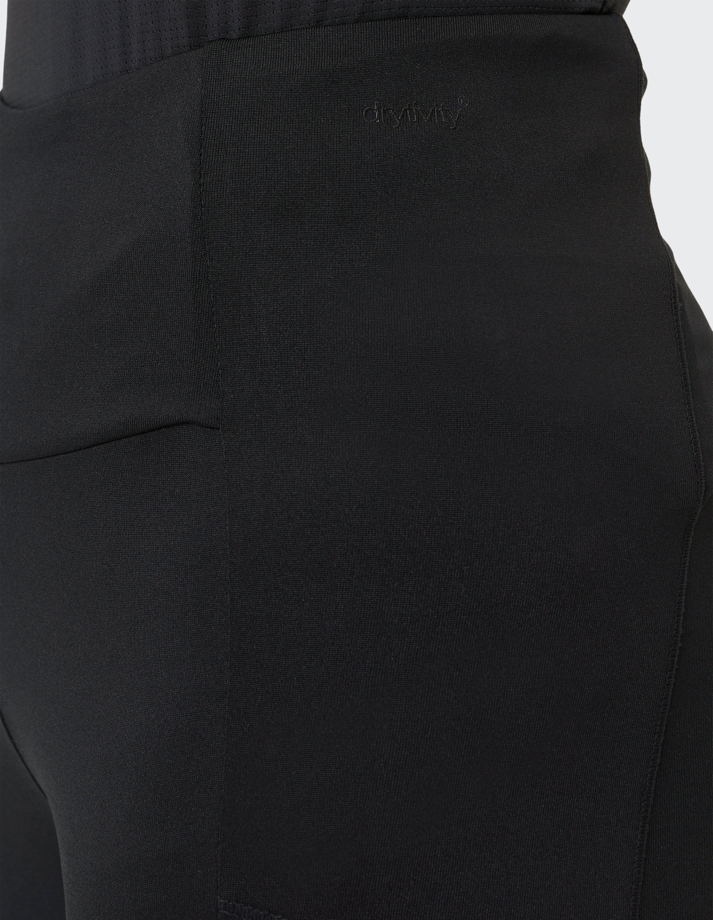 Nahaufnahme einer schwarzen Kerigan-Strumpfhose von Venice Beach mit bequemer, hoch taillierter Passform.