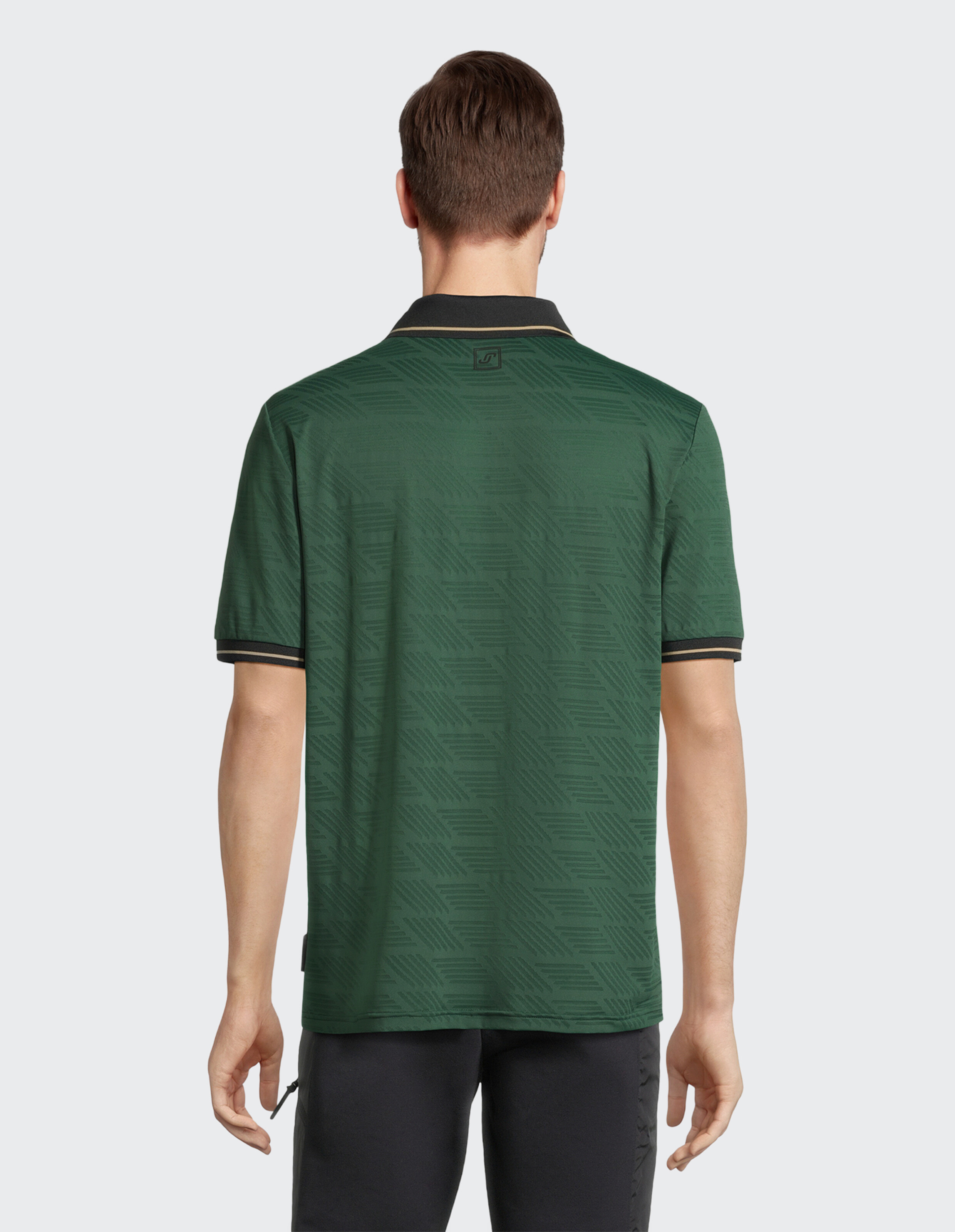 Rückansicht eines Mannes, der ein grün gemustertes Poloshirt mit schwarzen Akzenten trägt.