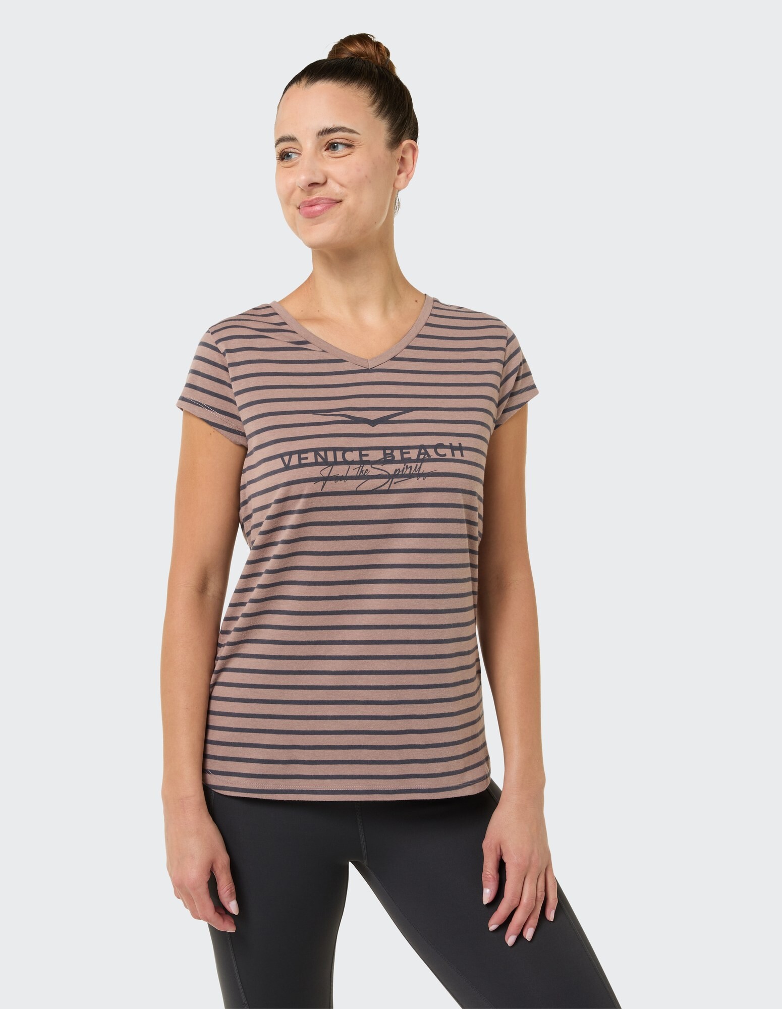 Lässiges, gestreiftes T-Shirt mit V-Ausschnitt in Mauve und „Venice Beach“-Aufdruck, perfekt zum Entspannen.