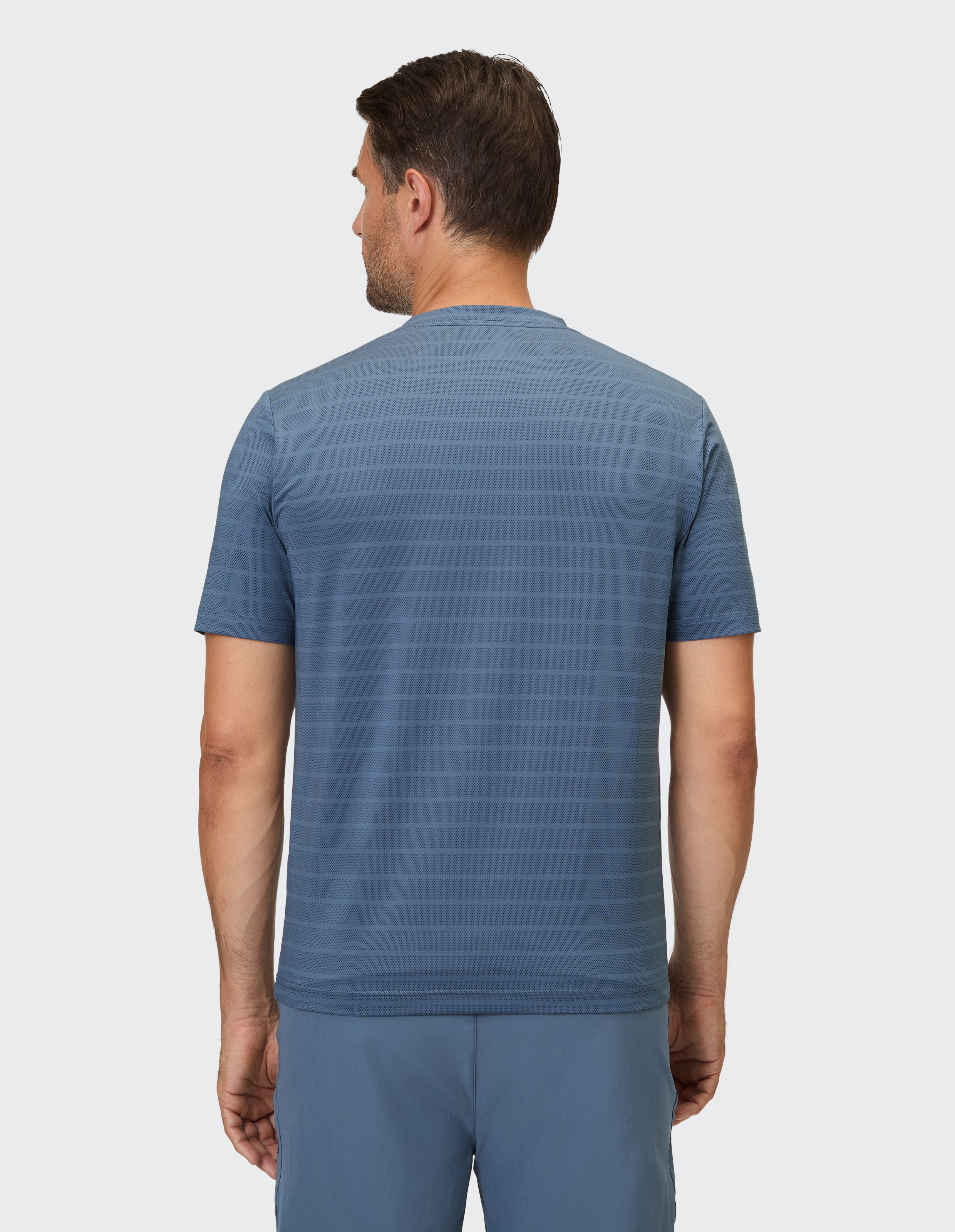 Lässiges, blau gestreiftes Herren-T-Shirt, perfekt für entspannte Ausflüge oder zum Faulenzen.