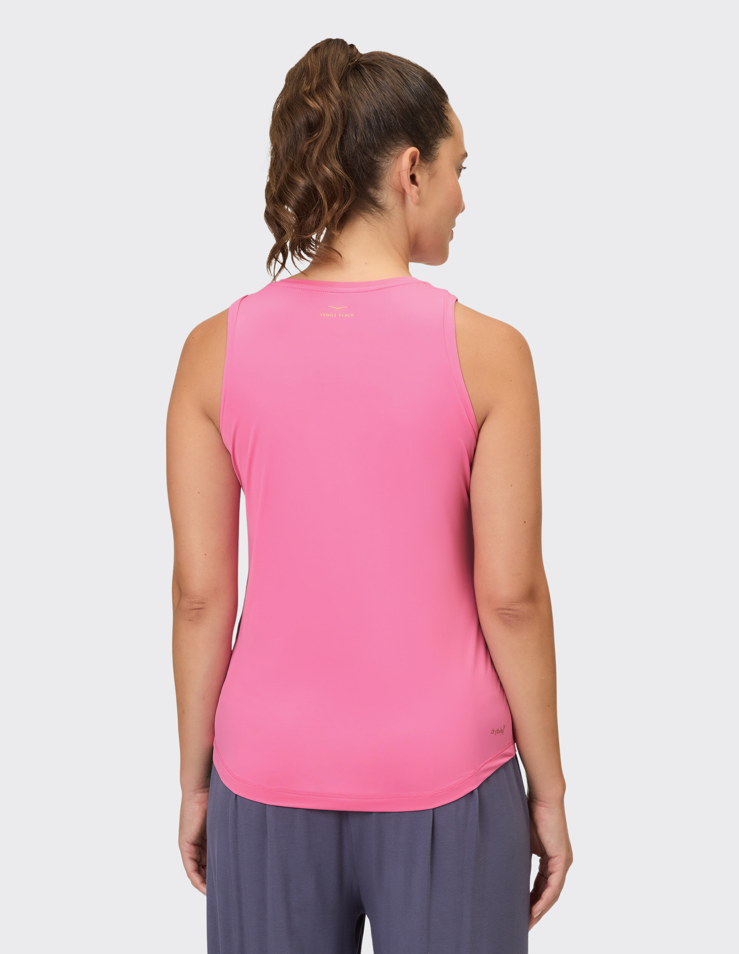 Rückansicht des rosafarbenen Venice Beach Mila Tanktops für lässigen, bequemen Tragekomfort.