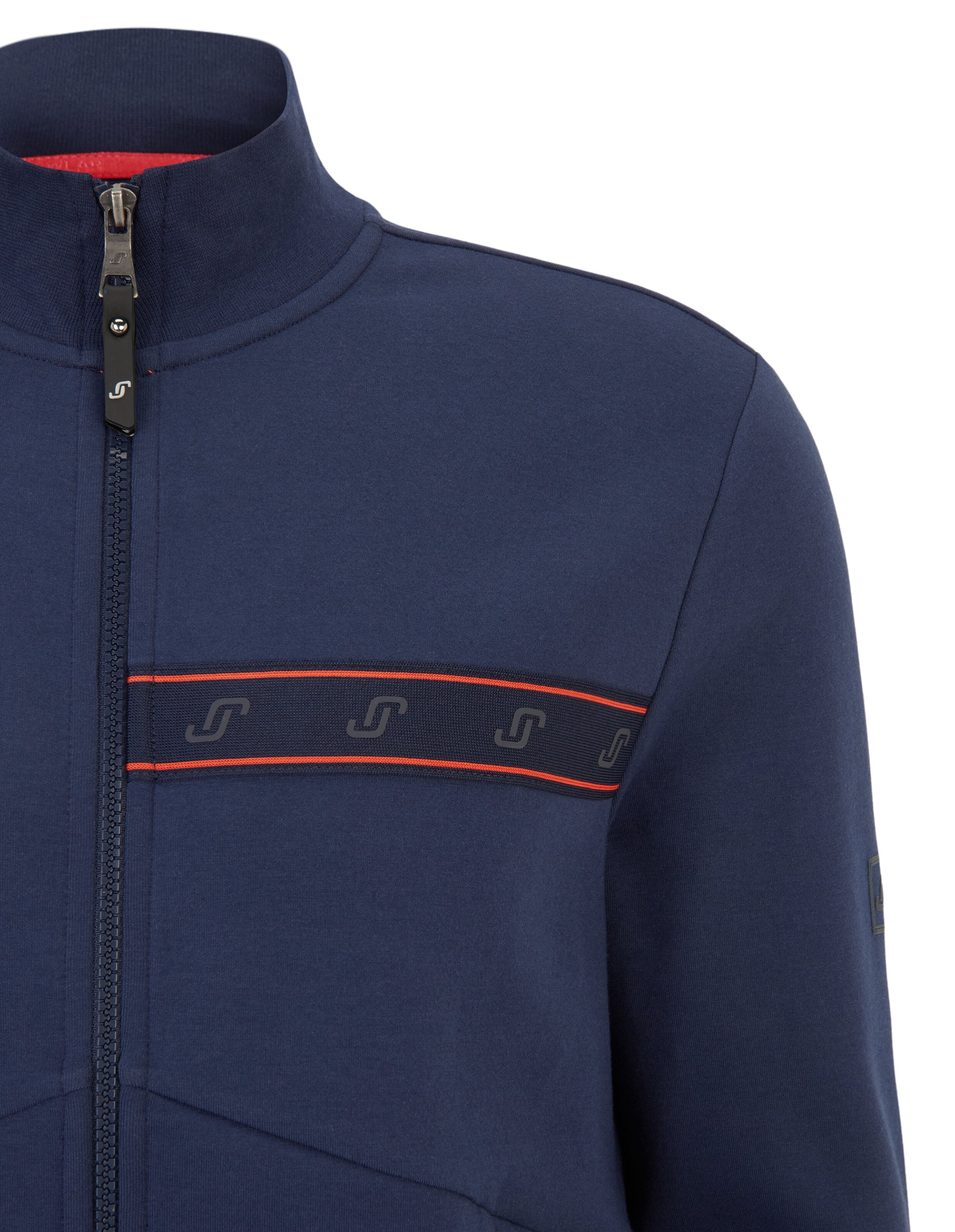 Dunkelblaue Jacke mit Reißverschluss, Stehkragen und einem dezenten roten Streifen über der Brust mit Logos verziert.