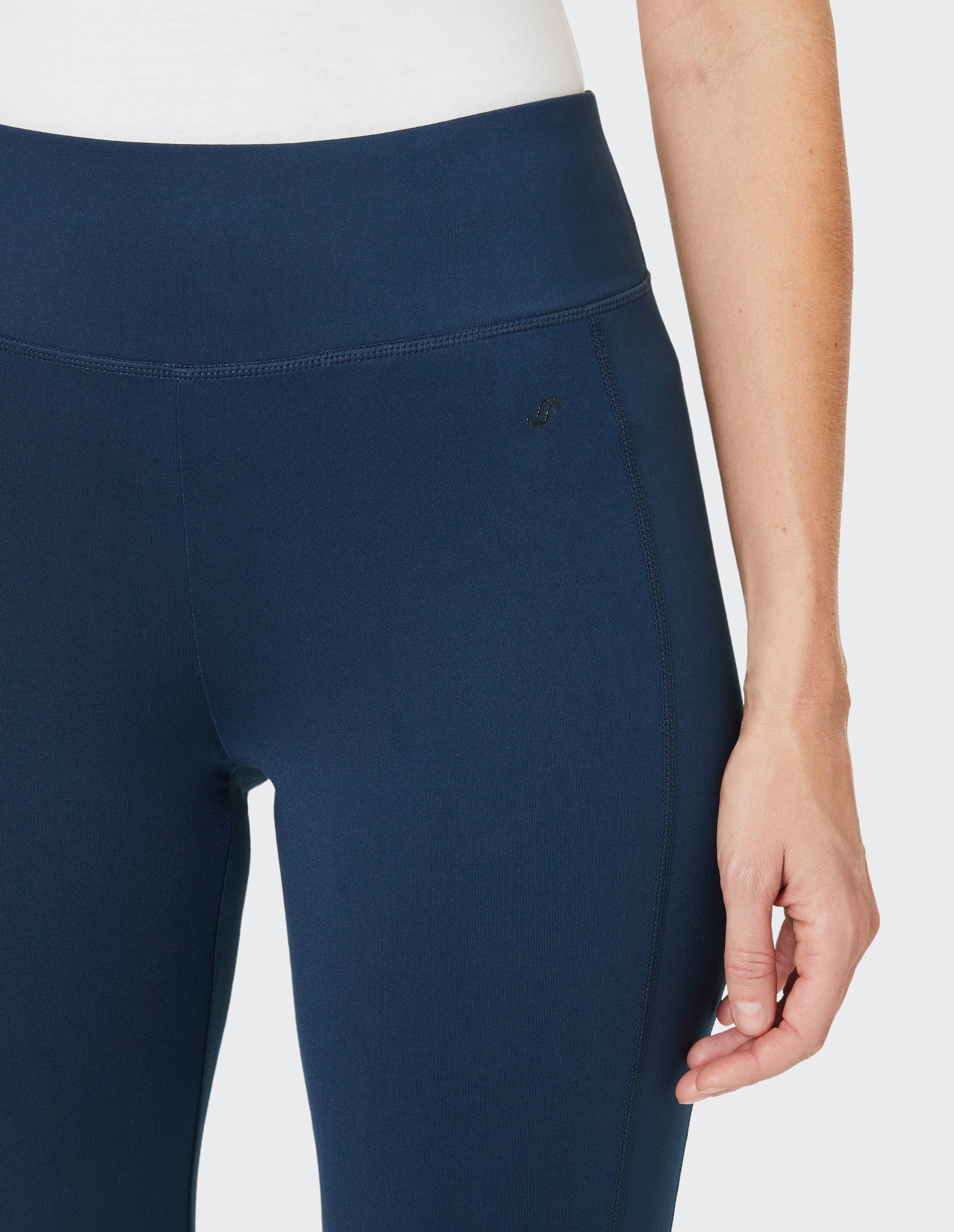 Dunkelblaue Damen-Capri-Leggings mit taillenhohem Bund und schmaler Passform, ideal für Sport oder Freizeitaktivitäten.