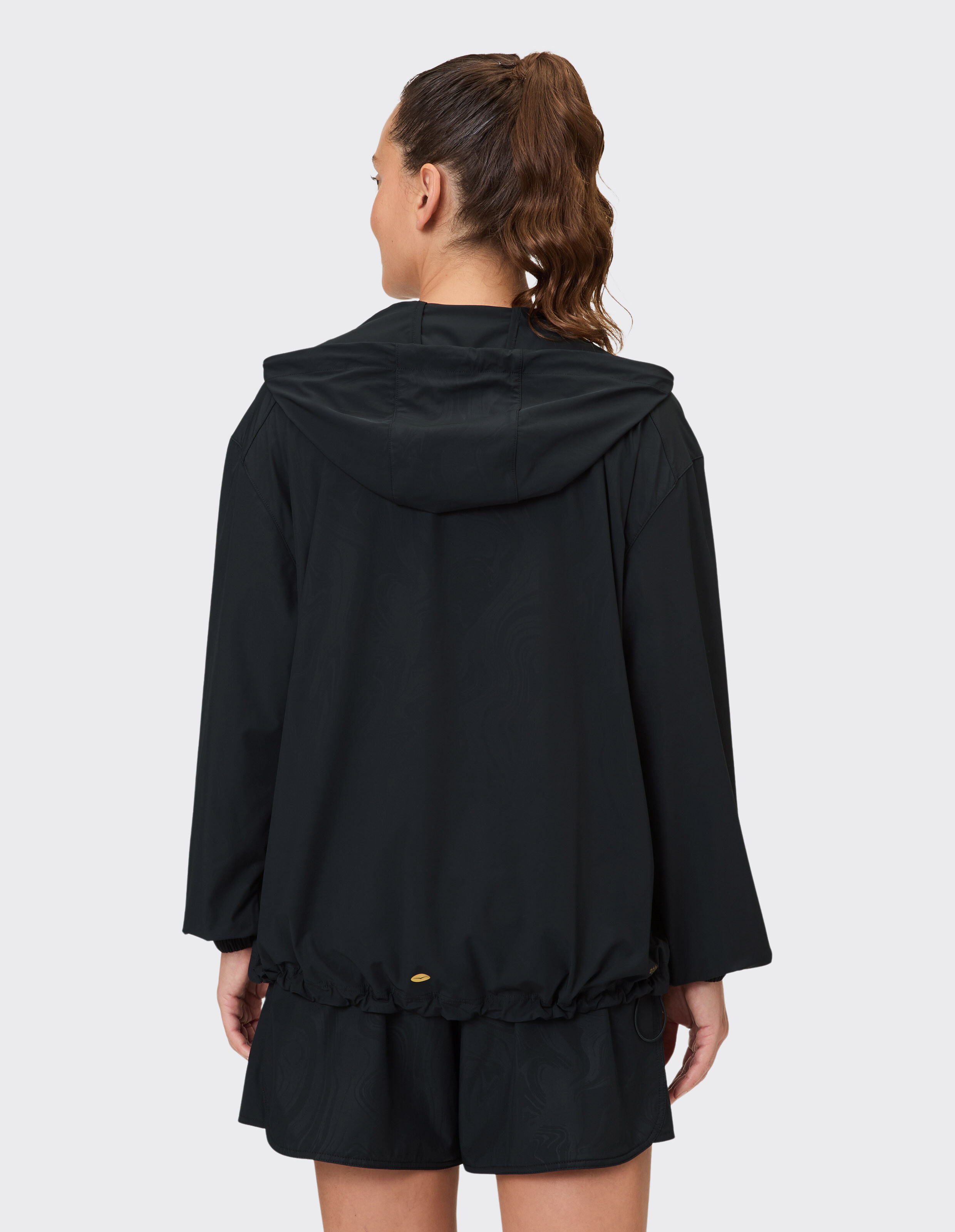 Rückansicht der schwarzen Funktionsjacke „Venice Beach Moina“ mit Kapuze für Freizeitkleidung.