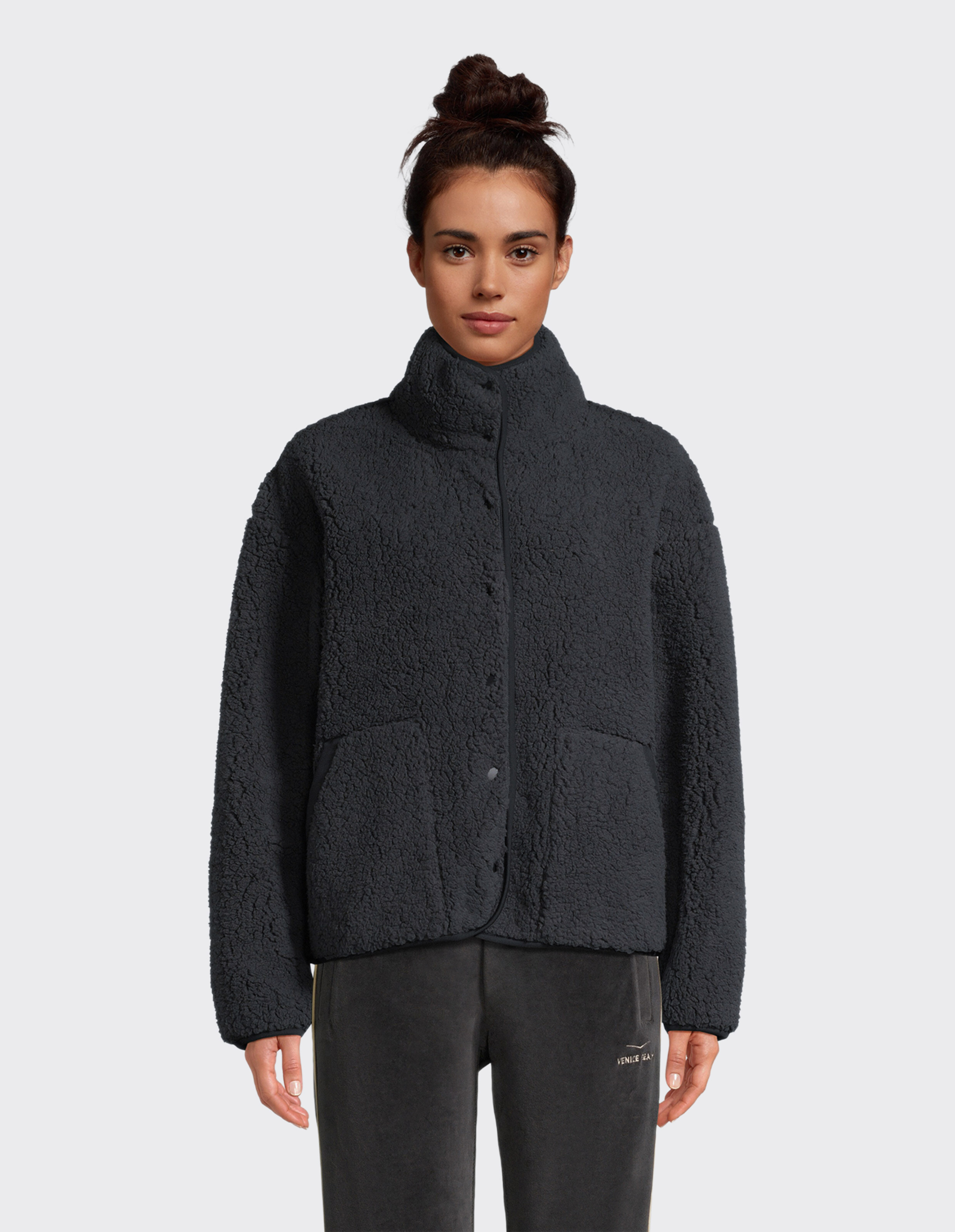 Frau trägt eine kuschelige dunkelgraue Teddyfleecejacke von Venice Beach Carol.