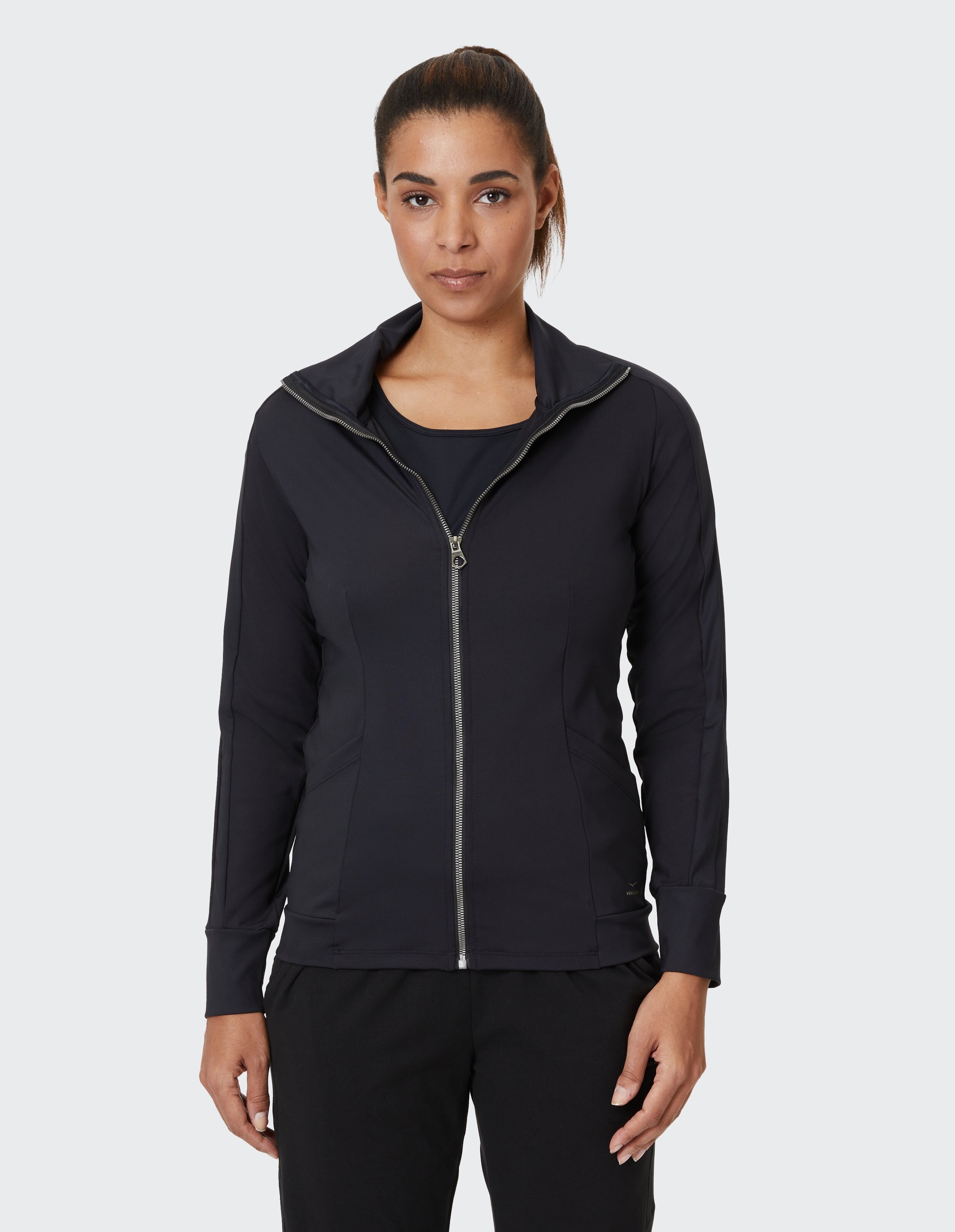 Frau trägt eine schwarze Venice Beach Funktionsjacke Meylin, eine gemütliche, lässige Jacke mit Reißverschluss.