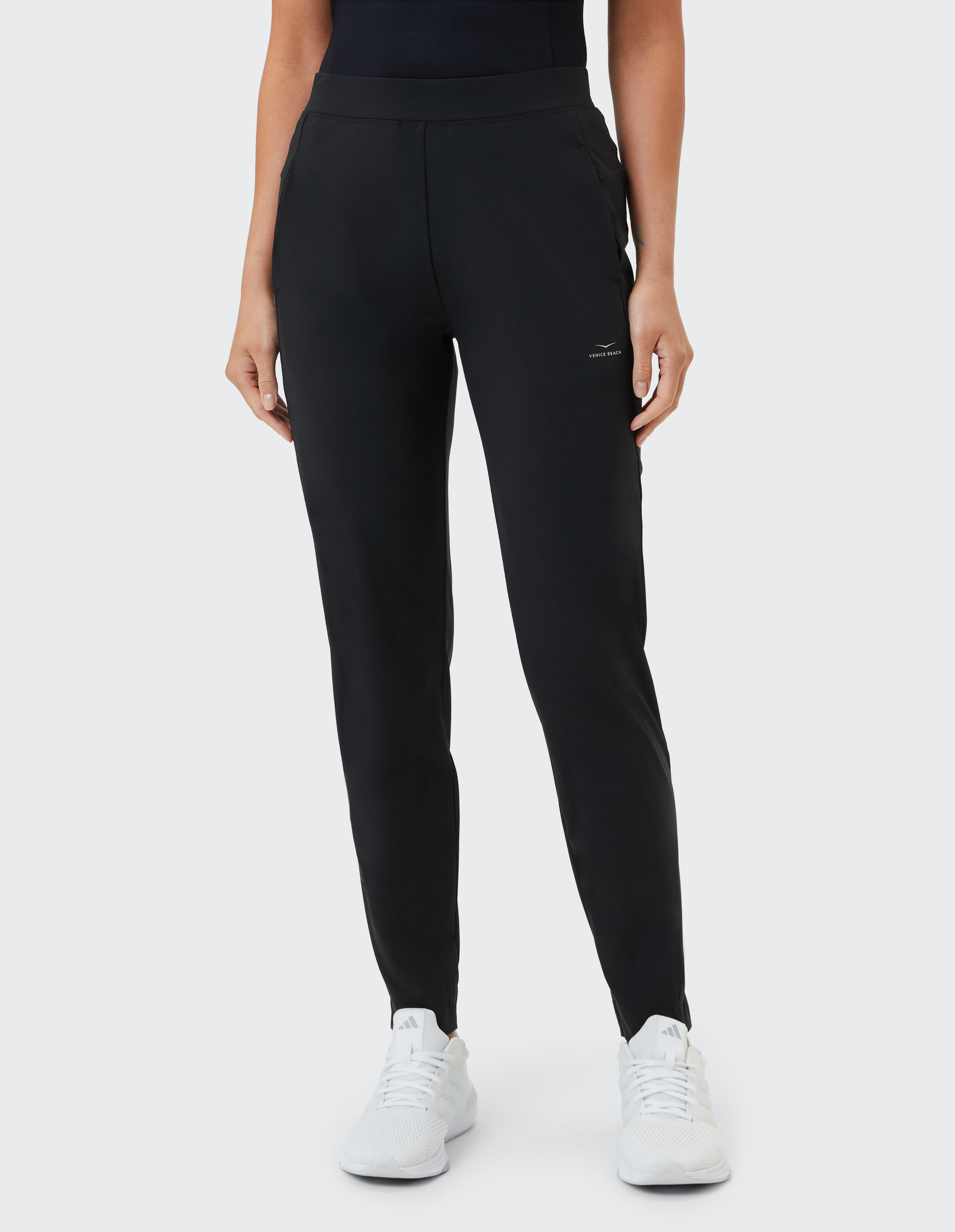 Schwarze Freizeithose mit schlanker Passform, perfekt für bequemes Tragen im Alltag.