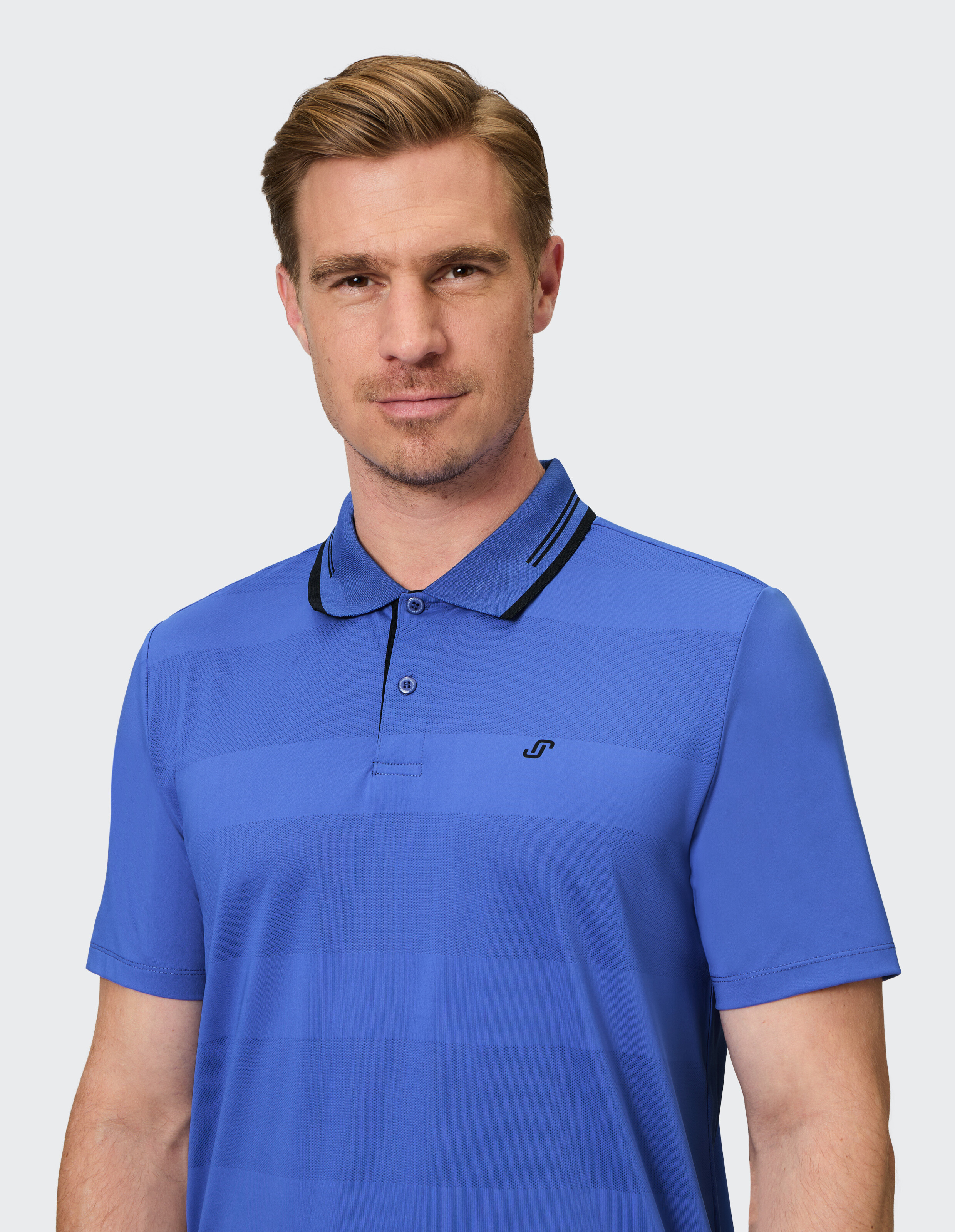 Blau gestreiftes Herrenpoloshirt mit klassischem Kragen und Logodetail.
