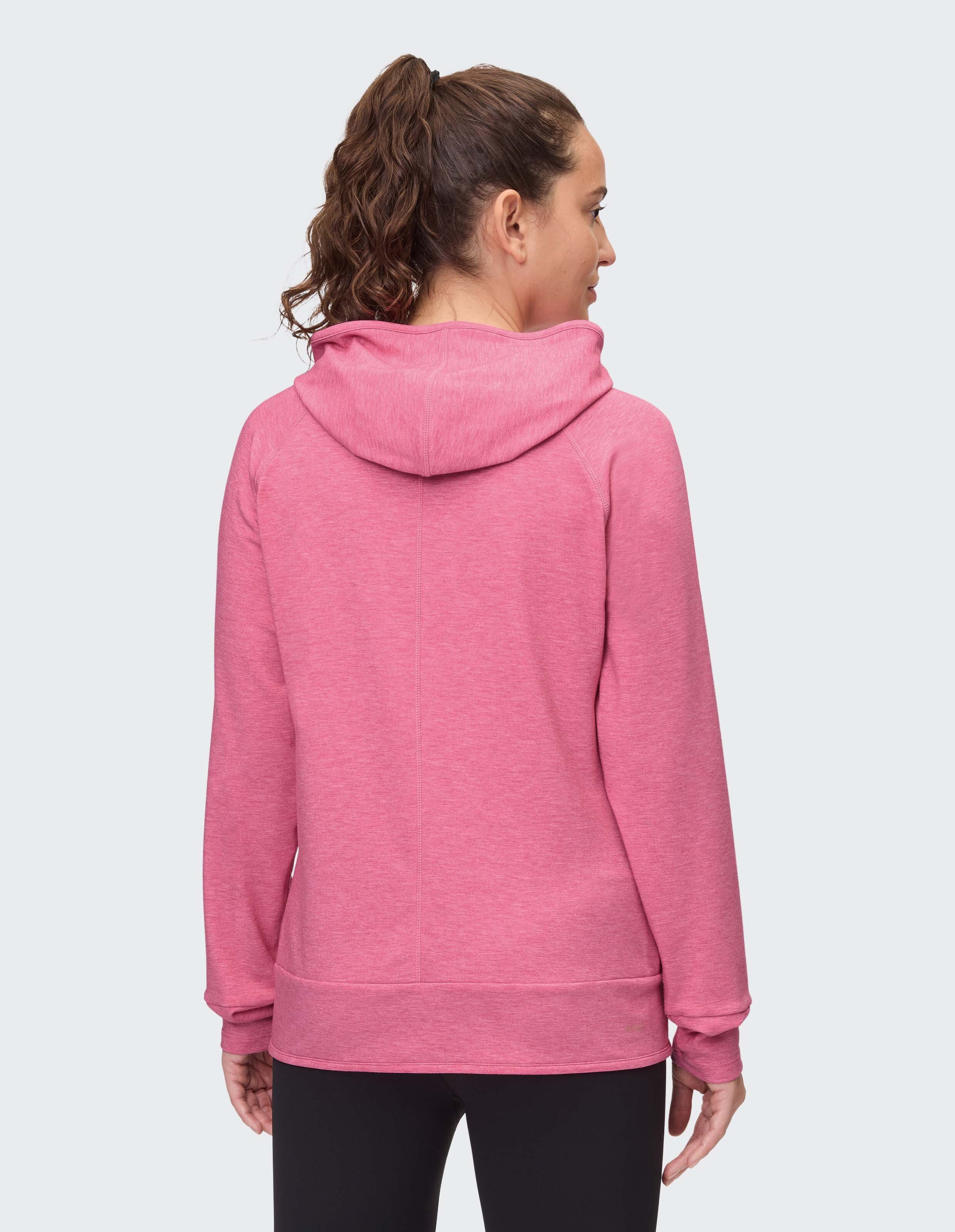 Rückansicht einer Frau in einem rosa Kapuzenpullover, perfekt für Freizeitkleidung und Faulenzen.