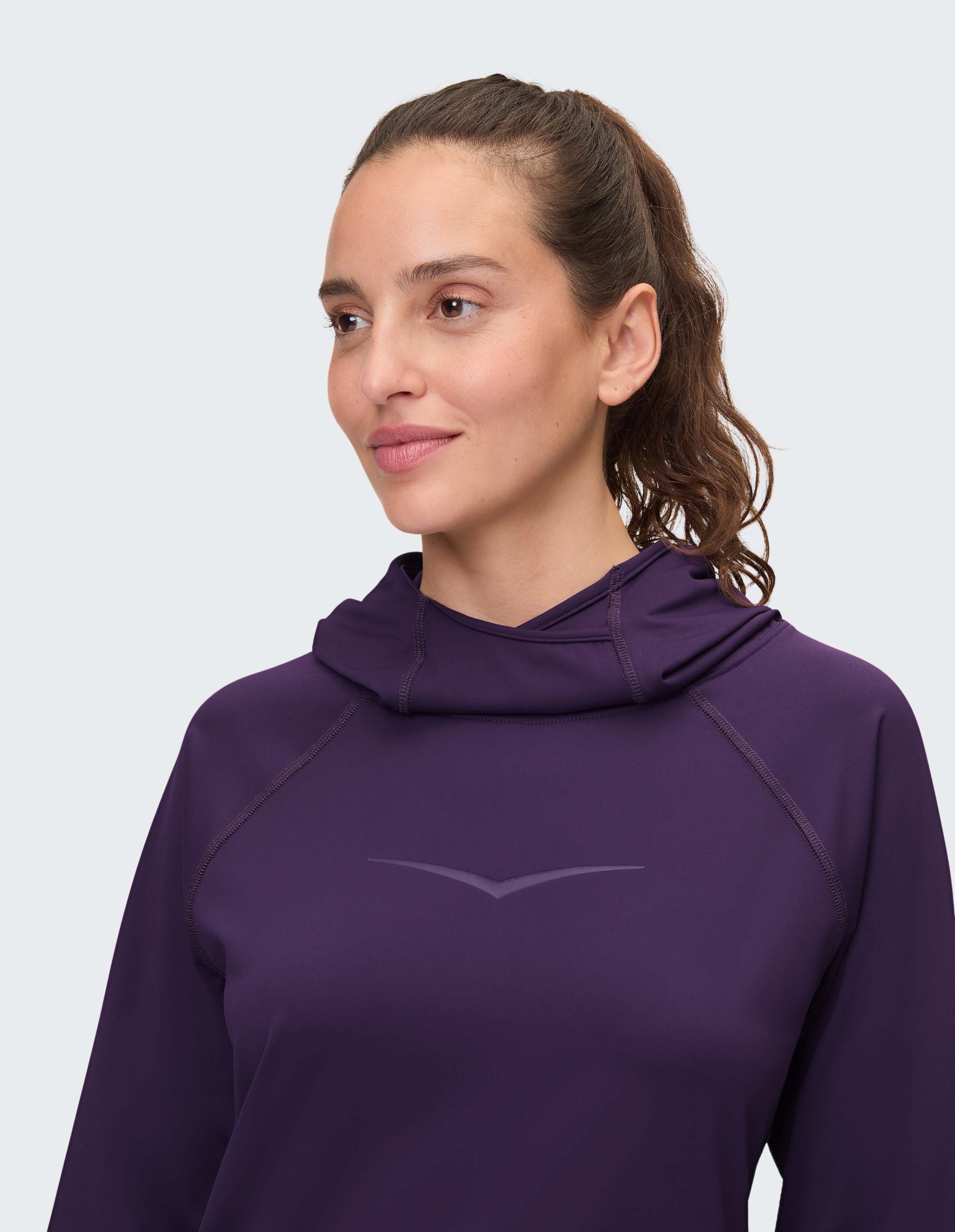Frau trägt einen kuscheligen lilafarbenen Langarm-Hoodie für lässige Lounge- oder Reisekleidung.