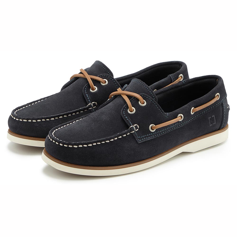 Freizeitschuhe aus dunkelblauem Wildleder mit Lederschnürsenkeln und weißer Sohle.