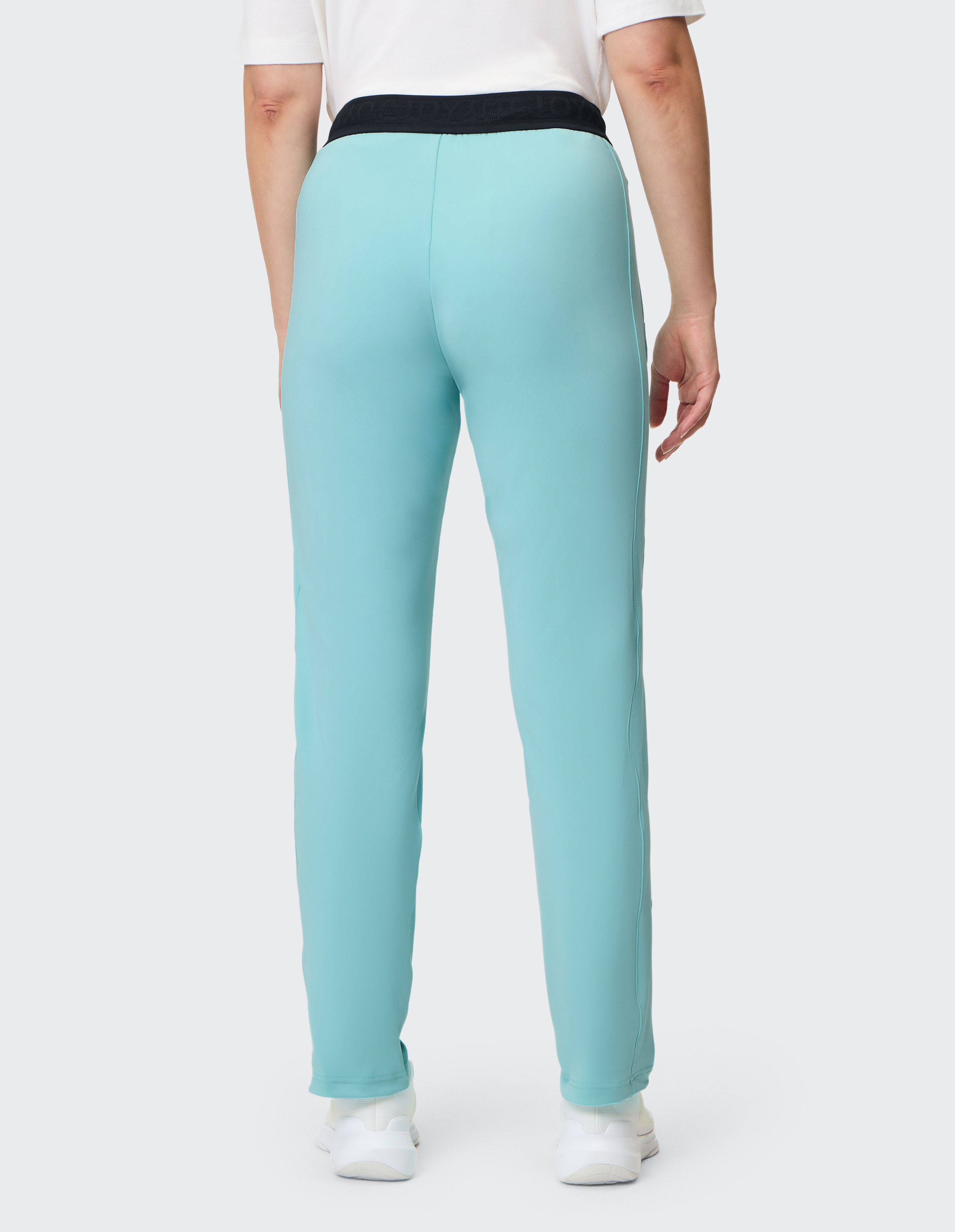 Rückansicht einer hellblauen Freizeithose mit schwarzem Gummibund.
