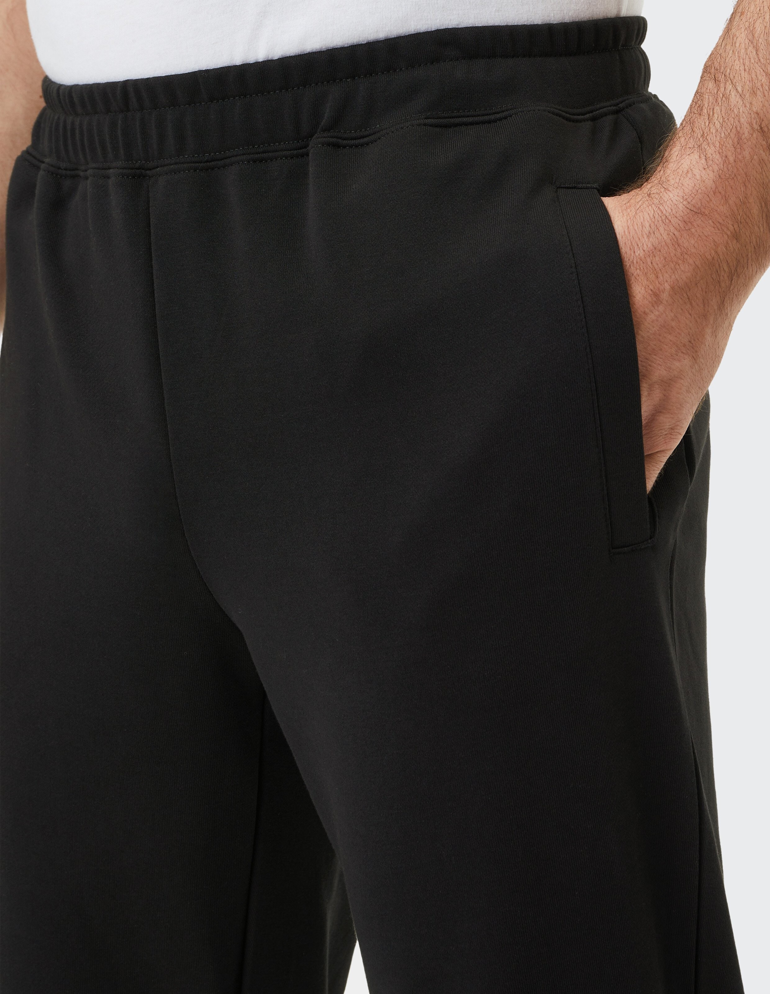 Schwarze Jogginghose mit elastischem Bund und geradem Schnitt, aus weichem Material, ideal für Komfort und Bewegungsfreiheit.