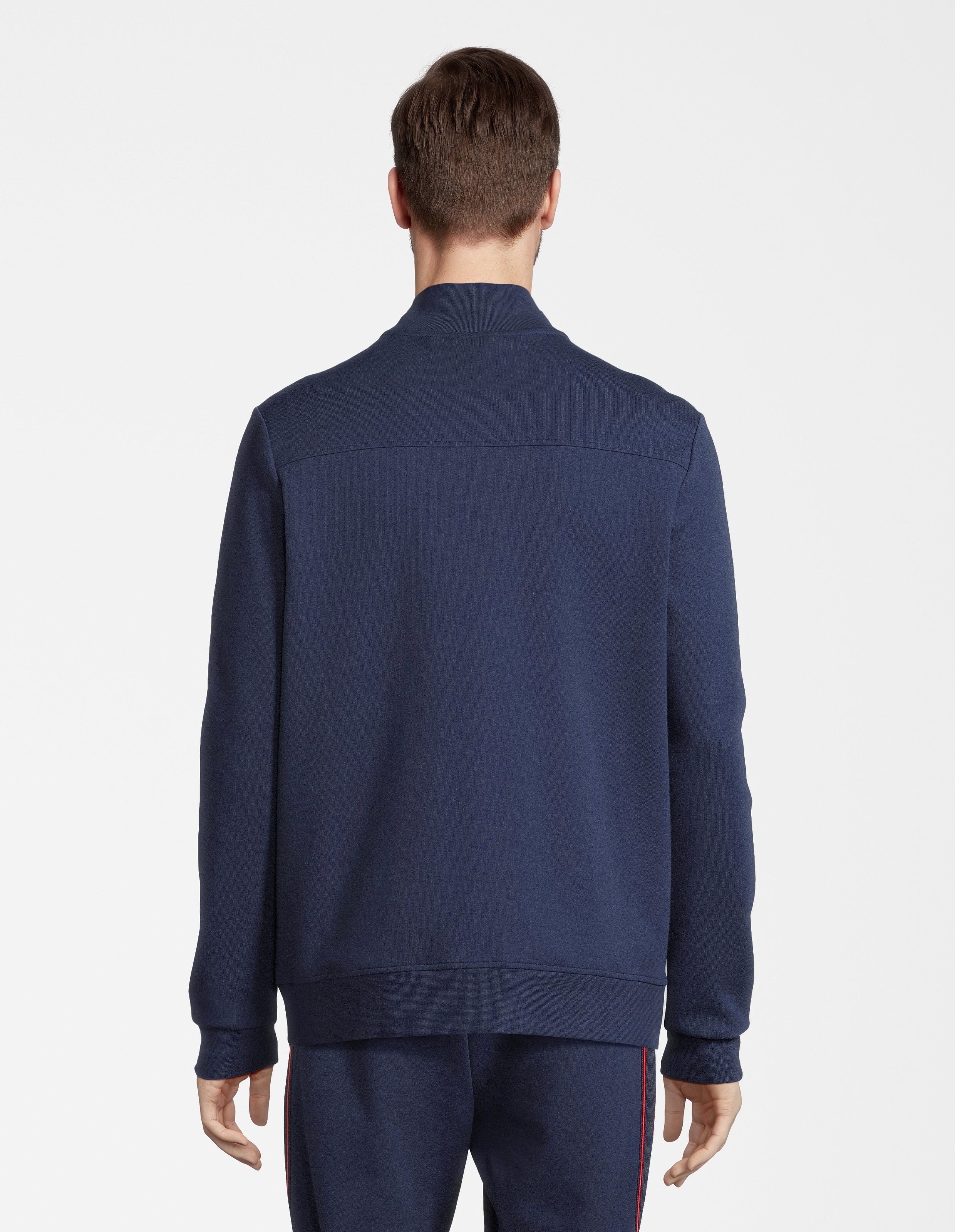 Rückansicht eines Mannes, der ein dunkelblaues Freizeit-Sweatshirt trägt, perfekt zum Entspannen.