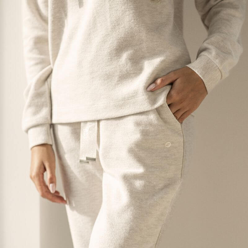 Kuscheliges beiges Sweatshirt und passende Jogginghose, perfekt zum lässigen Faulenzen.