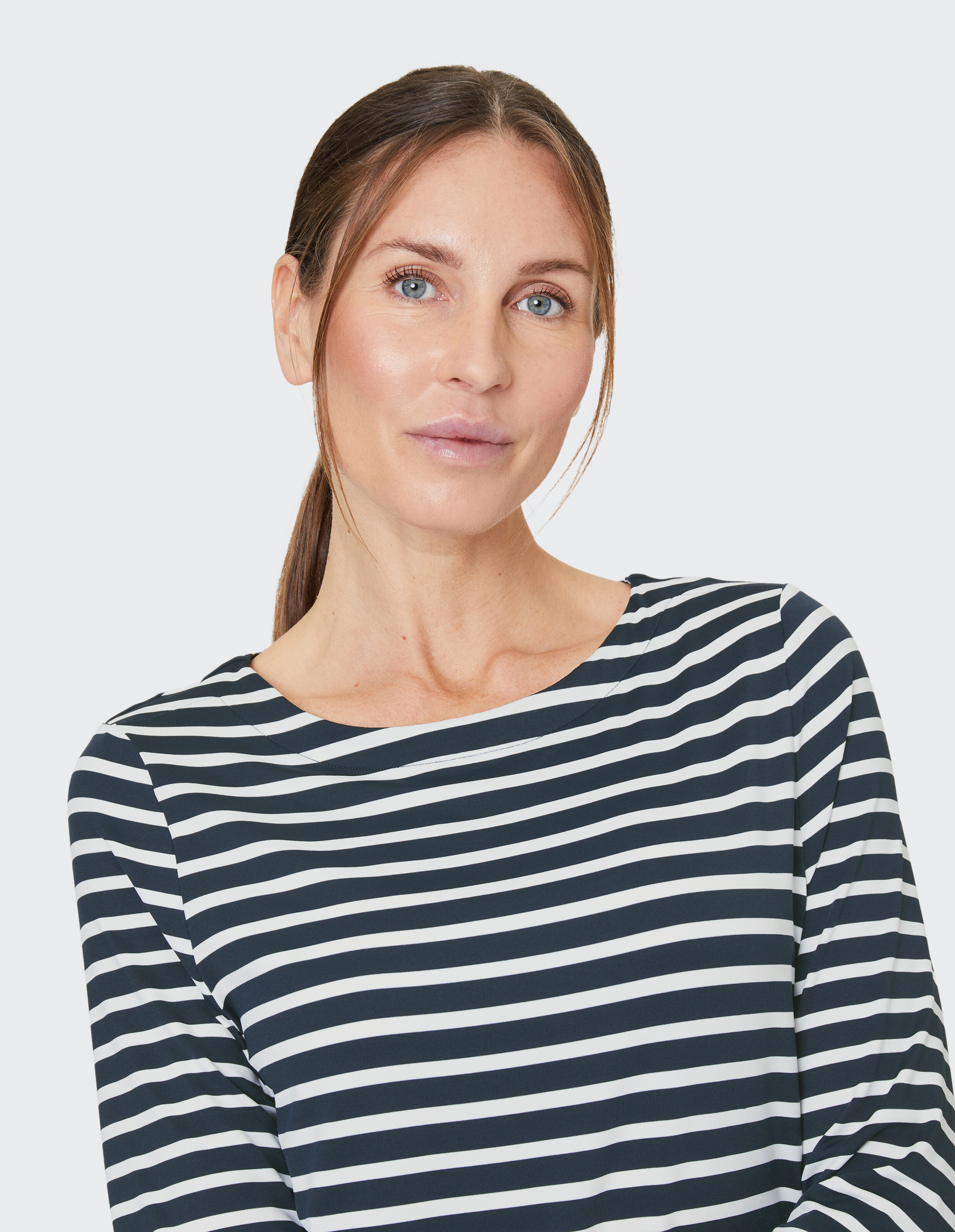 Langärmeliges, blau-weiß gestreiftes Shirt mit Rundhalsausschnitt, modern und lässig, mit gleichmäßigen horizontalen Streifen.