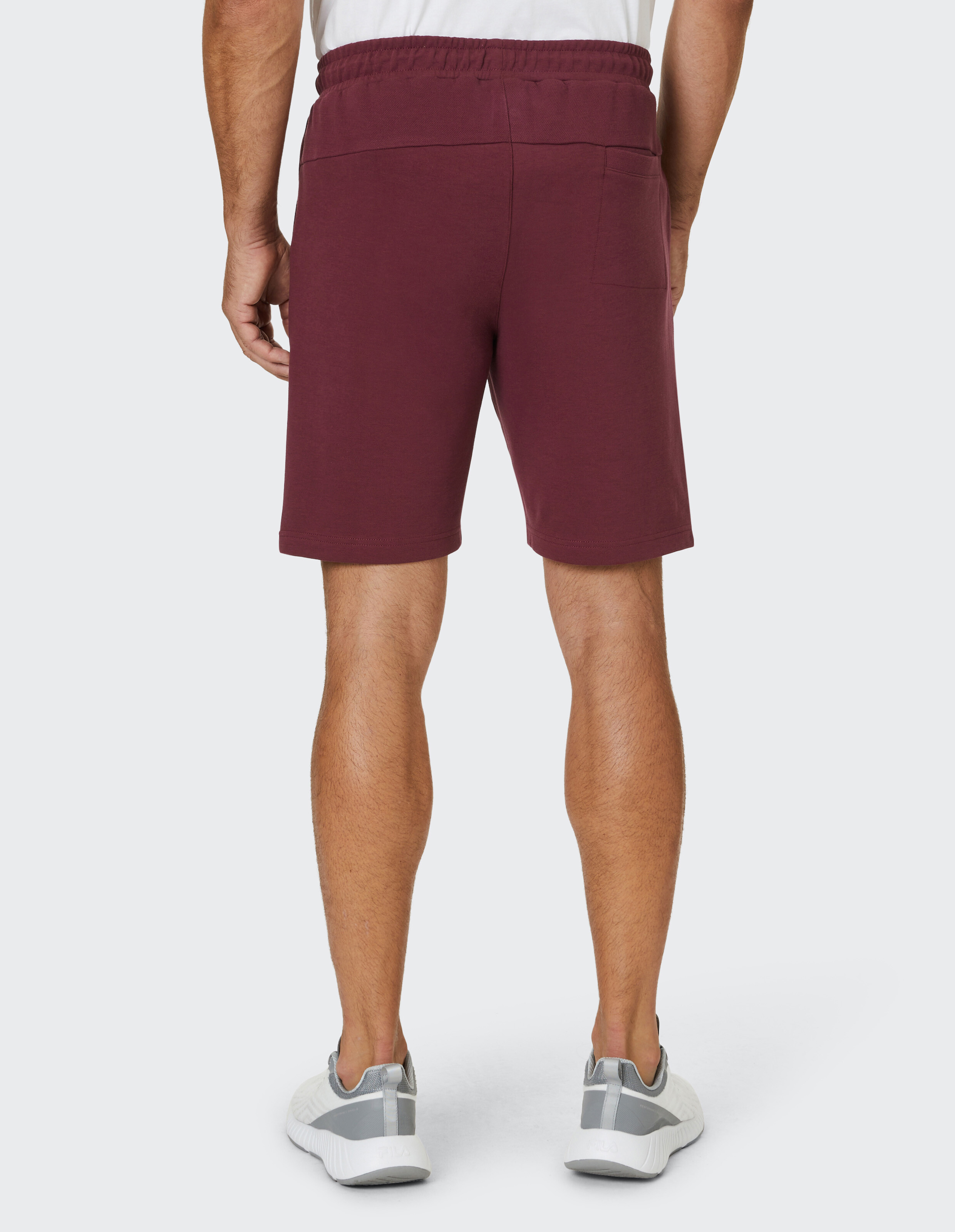 Weinrote Shorts mit elastischem Bund und Kordelzug, seitlichen Taschen und schlichtem Schnitt für lässigen Tragekomfort.