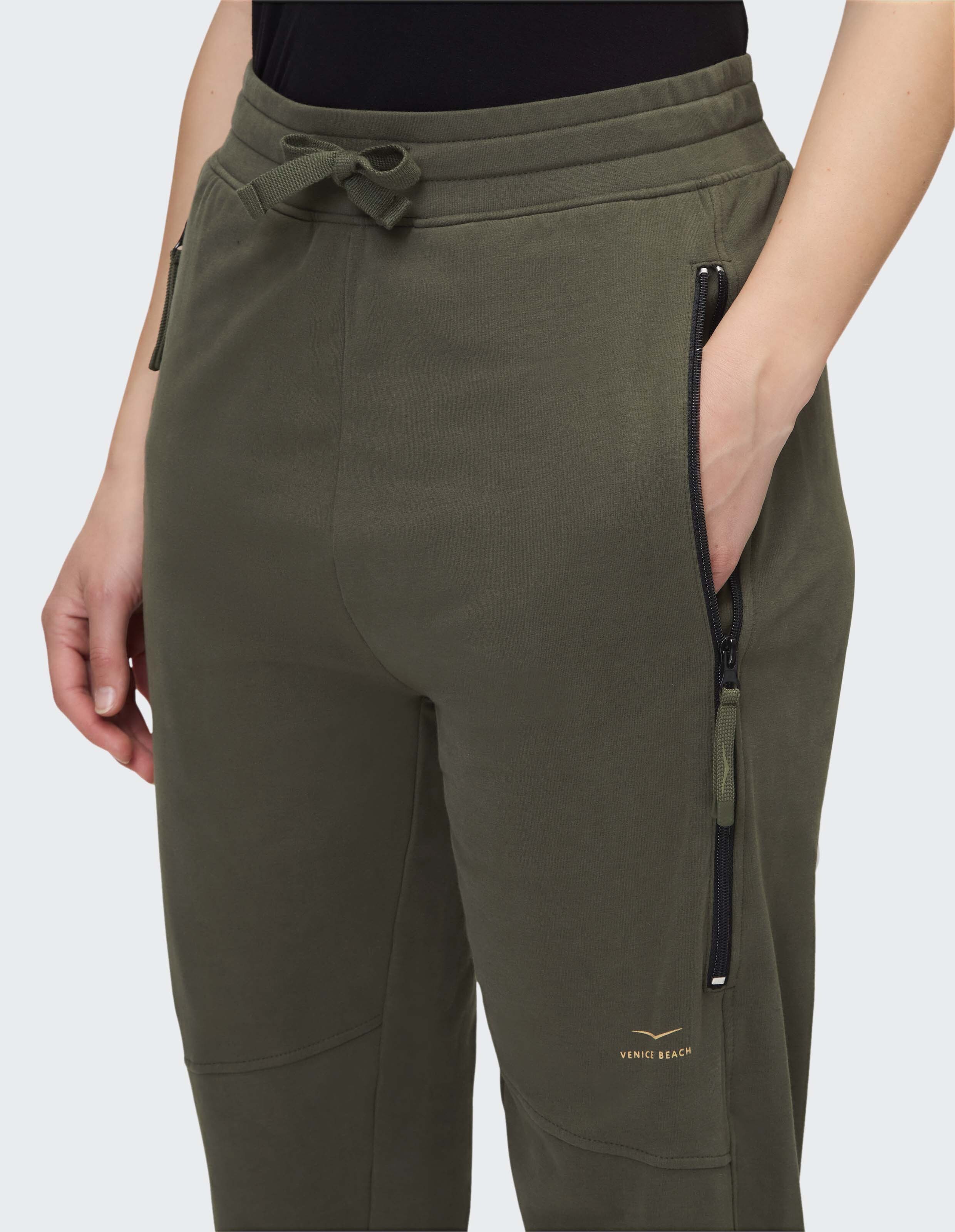 Olivgrüne, lässige Jogginghose mit Kordelzug in der Taille und Reißverschlusstaschen.