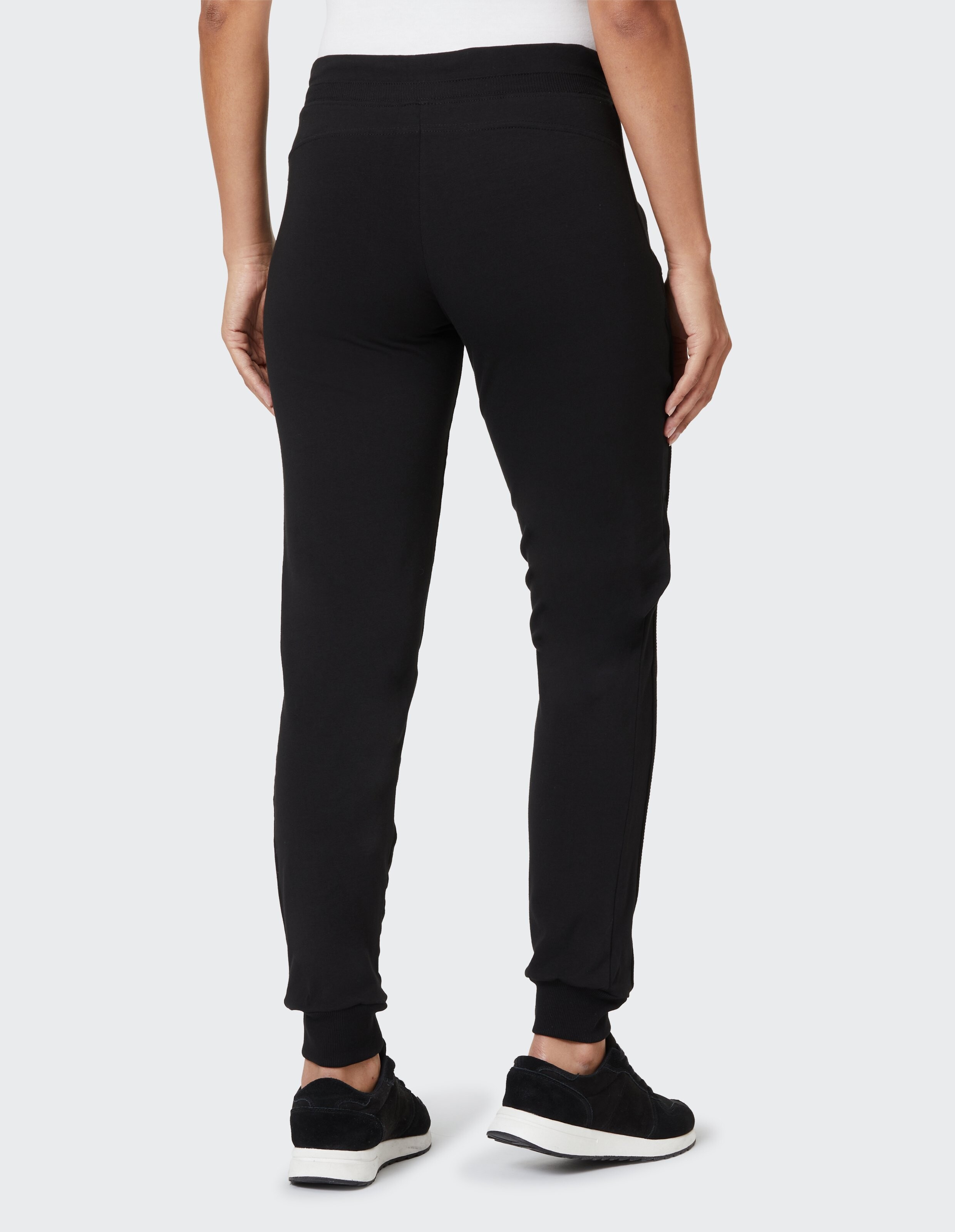 Rückansicht einer schwarzen, lässigen Jogginghose mit gerippten Bündchen, perfekt für bequeme Loungewear.