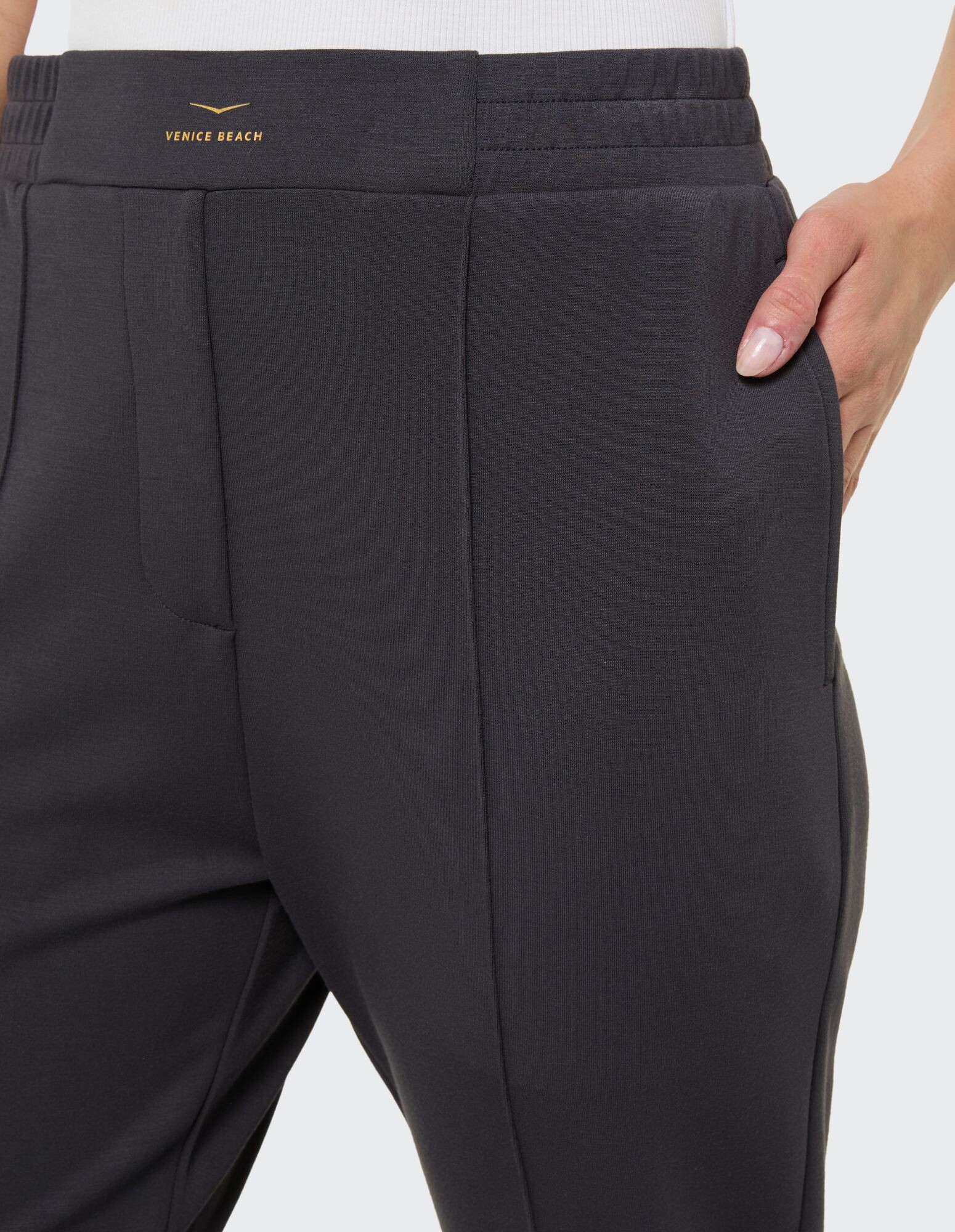 Nahaufnahme einer dunkelgrauen Venice Beach-Jogginghose mit Seitentaschen und elastischem Bund.
