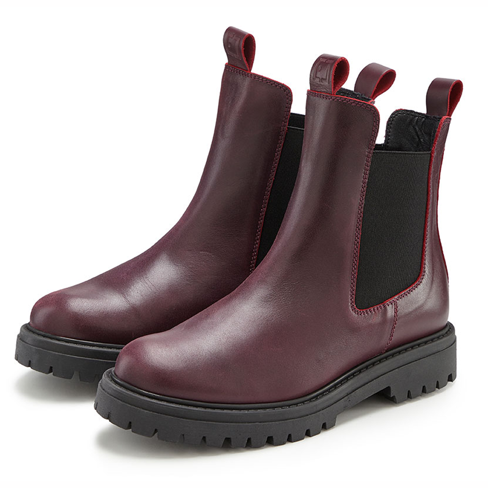 Burgunderrote Chelsea-Stiefel aus Leder mit elastischen Seiteneinsätzen und robusten Sohlen.