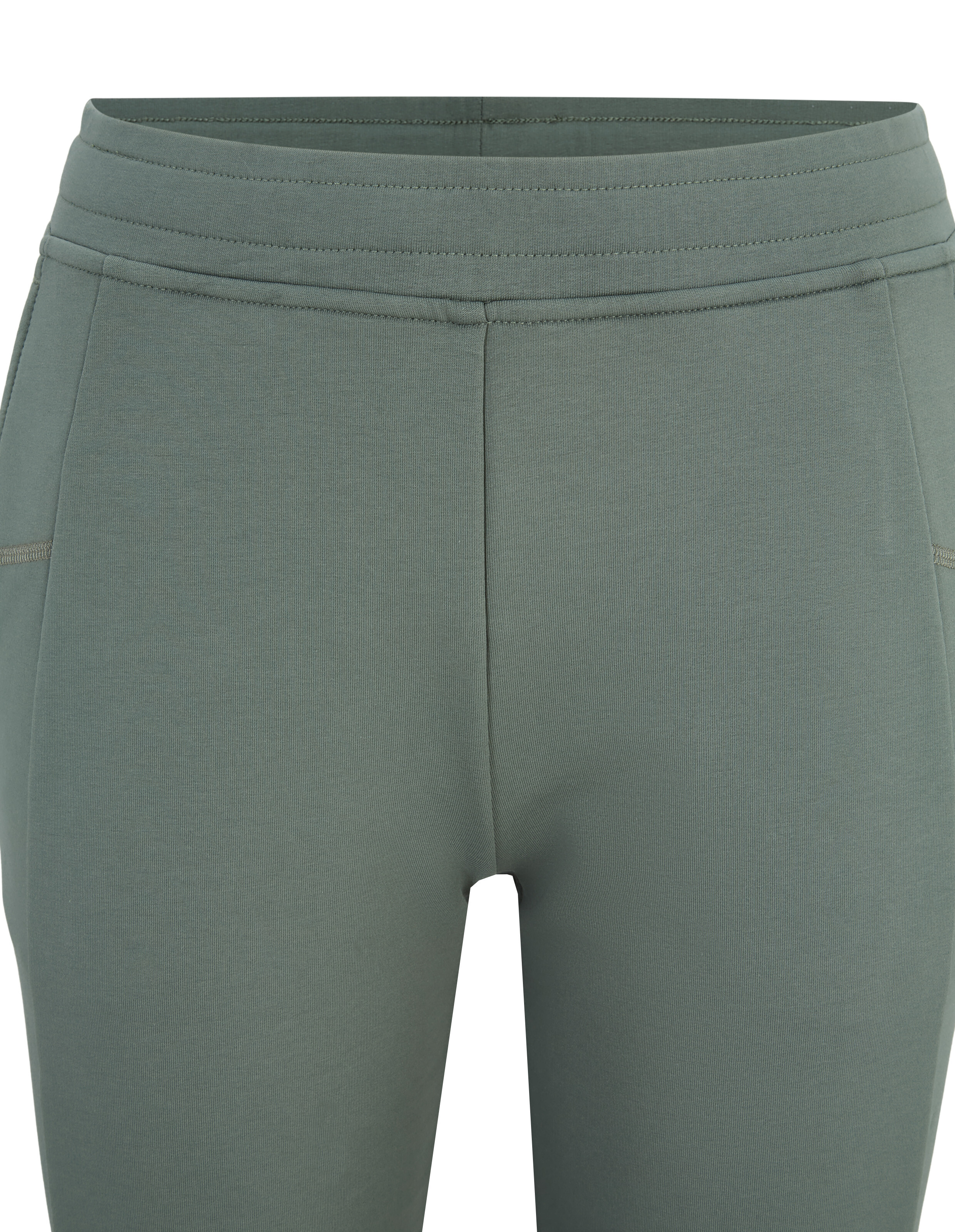 Nahaufnahme einer grünen Freizeithose mit bequemem Bund und schlankem Design.