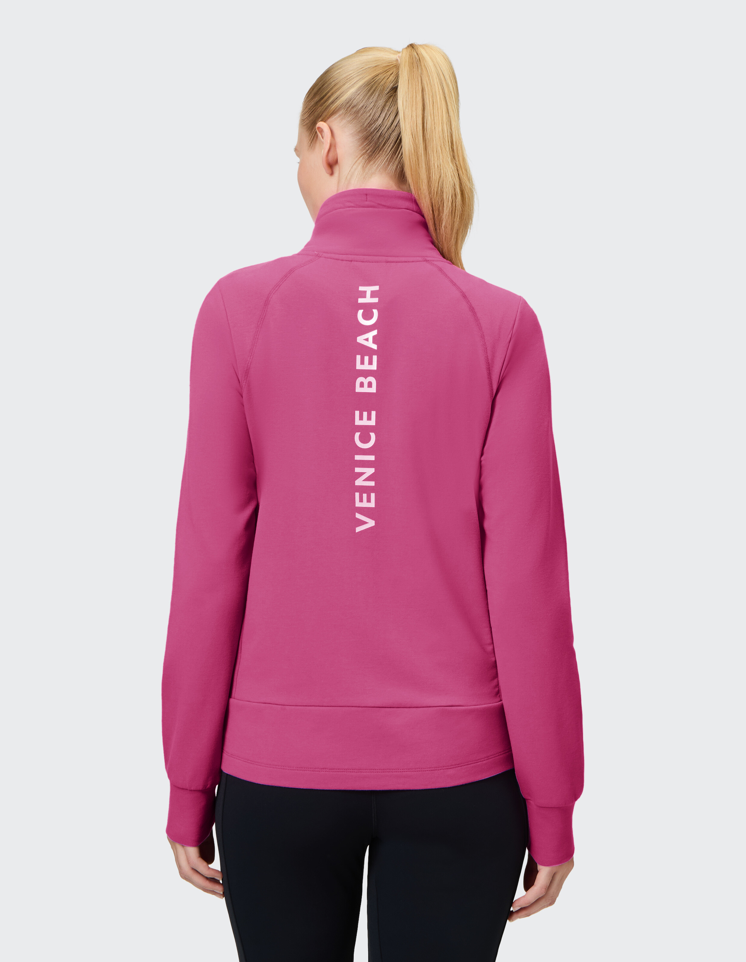 Rückansicht einer rosafarbenen Reißverschlussjacke mit dem Aufdruck „VENICE BEACH“.