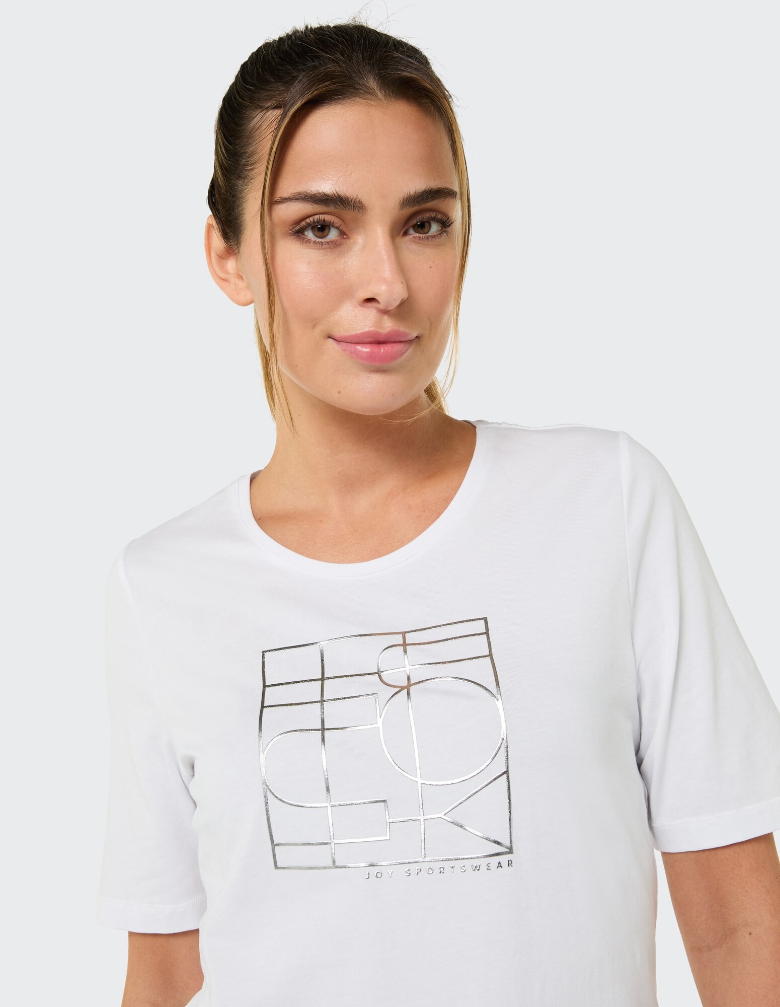 Weißes, lässiges T-Shirt mit silbernem Grafikdruck, perfekt für entspannte Ausflüge.