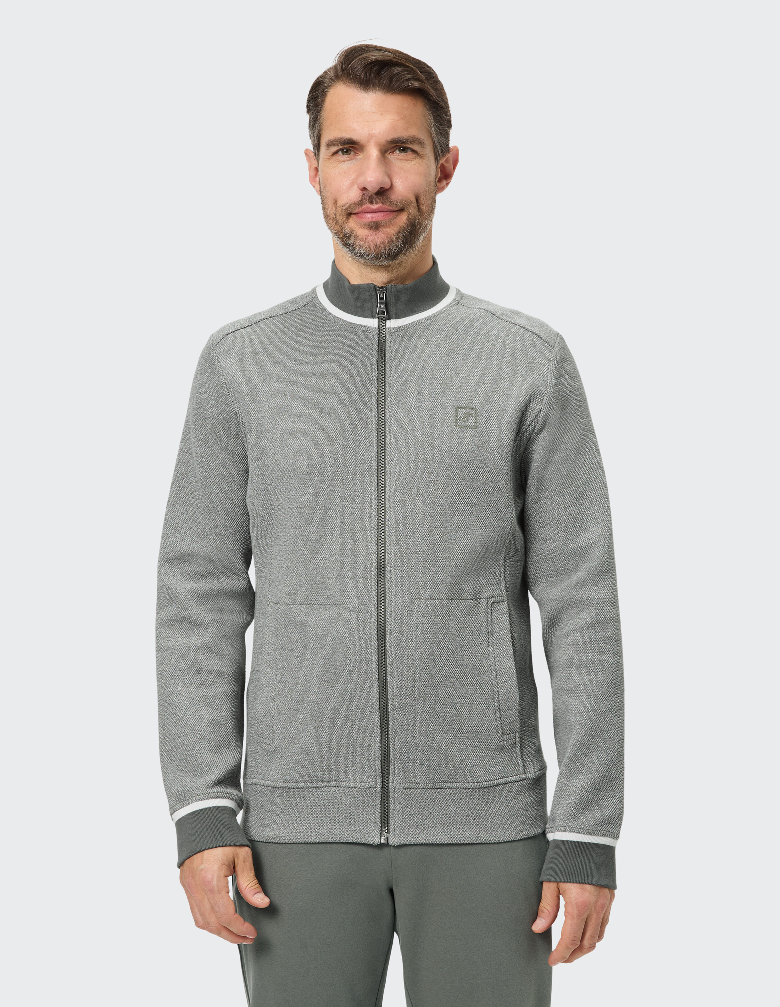 Graue Herrenjacke mit Reißverschluss und strukturierter Oberfläche, ideal für Freizeitkleidung.
