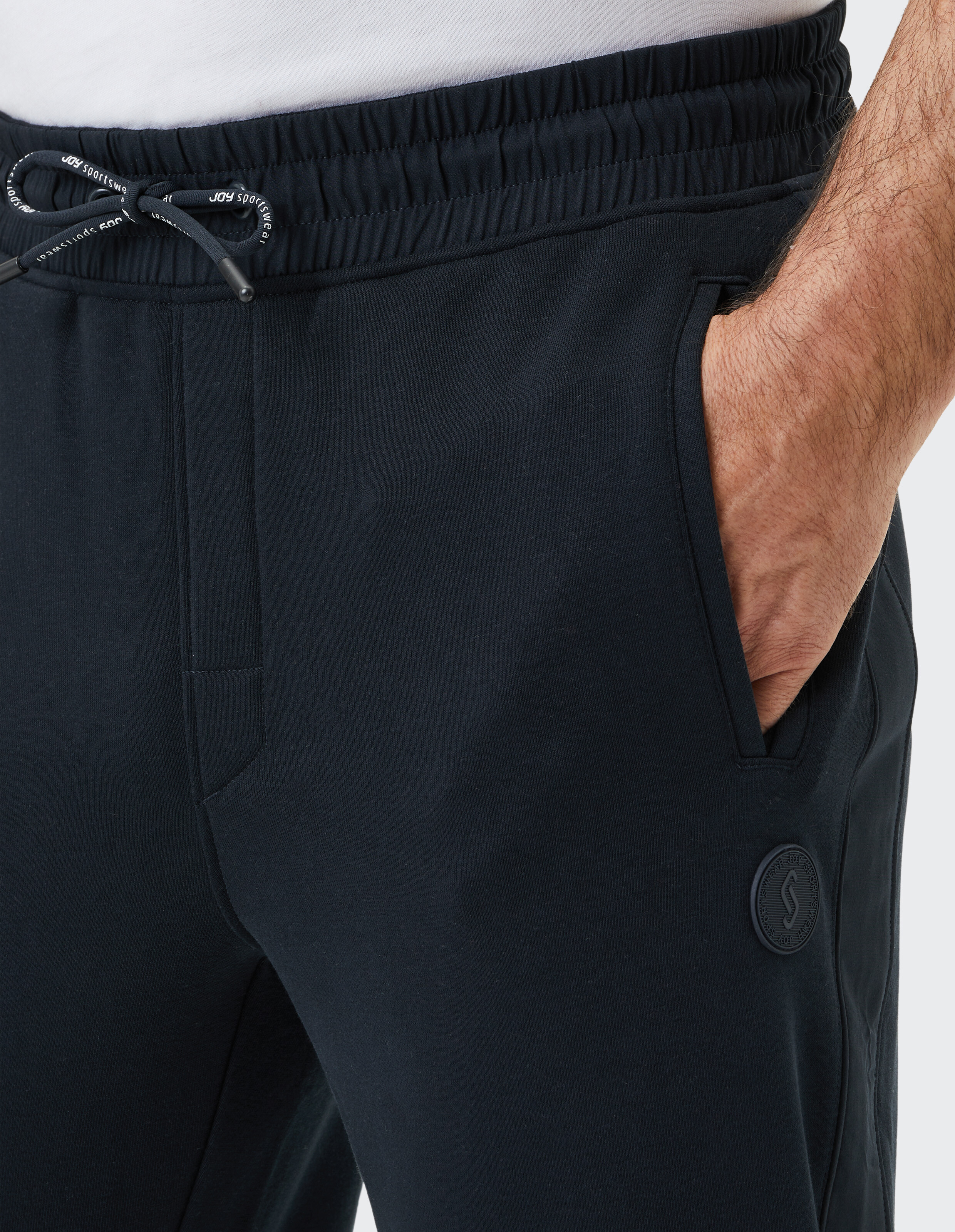 Nahaufnahme einer marineblauen Jogginghose mit elastischem Bund und Seitentaschen.