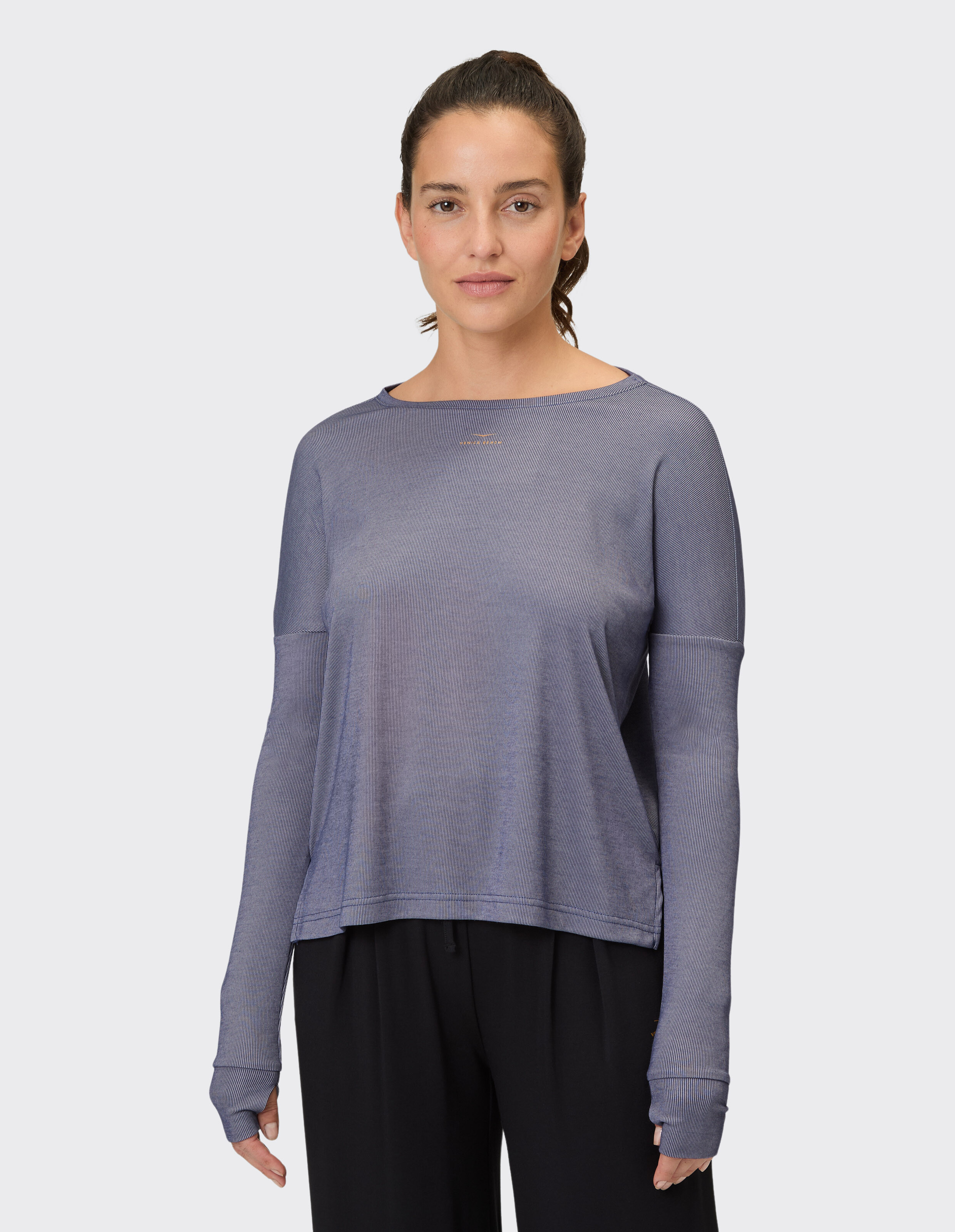 Frau trägt ein gemütliches blaues Langarmshirt von Venice Beach Winona für Freizeitkleidung.