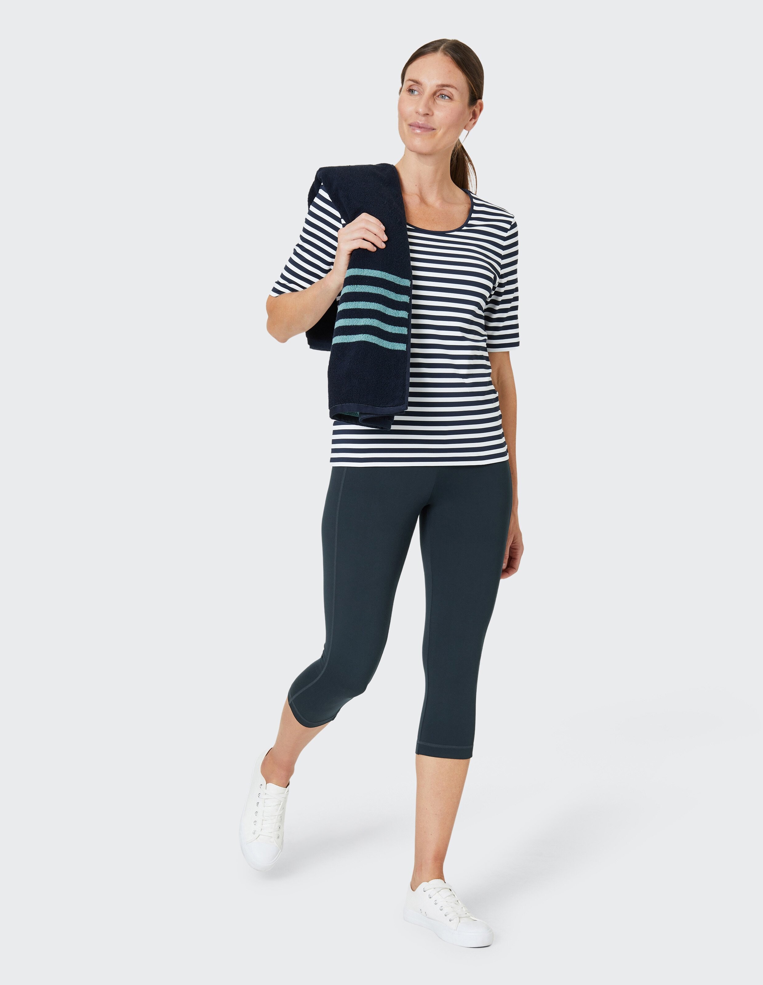 Dunkelblauer, knielanger Sportleggings mit hohem Bund, aus elastischem Stoff, ideal für Fitnessaktivitäten und athletischen Komfort.