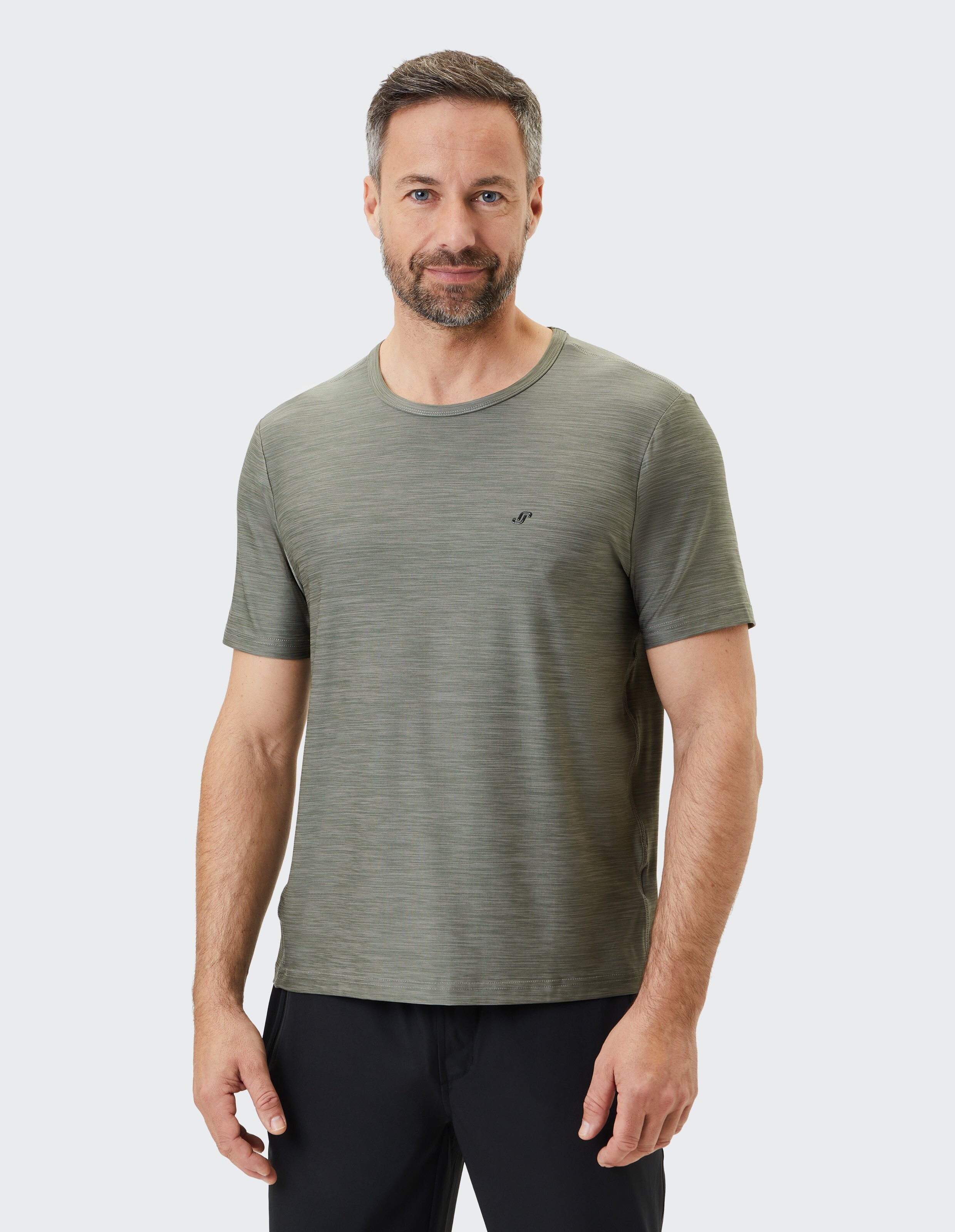 Graues T-Shirt mit feiner Streifenstruktur, Rundhalsausschnitt und kleinem Logo auf der Brust, ideal für sportliche Aktivitäten.