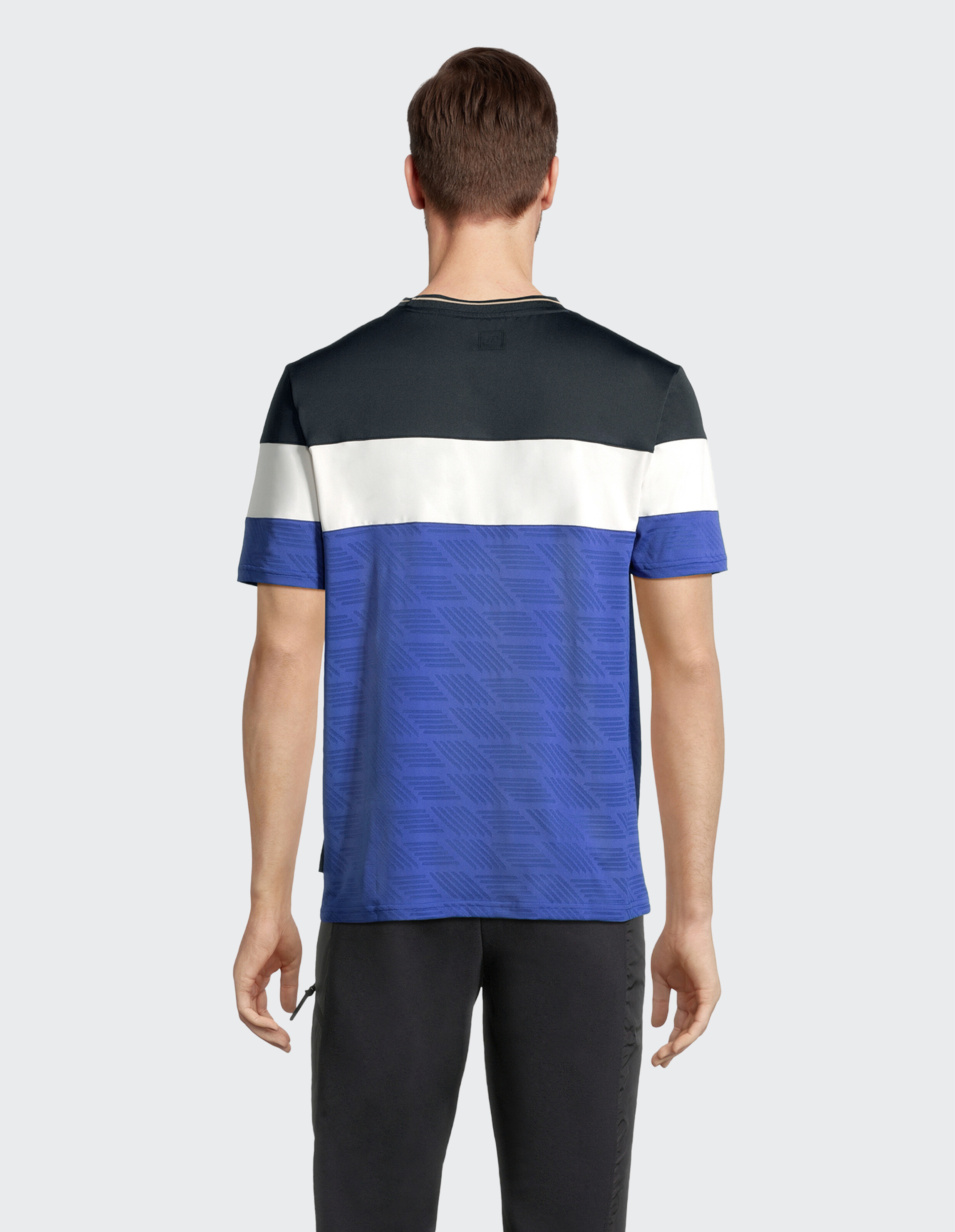 Lässiges Herren-T-Shirt im Farbblockdesign in Blau, Schwarz und Weiß mit geometrischem Muster.