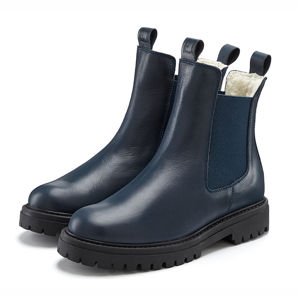 Marineblaue Chelsea-Stiefel aus Leder mit elastischen Seiteneinsätzen und robusten Sohlen.